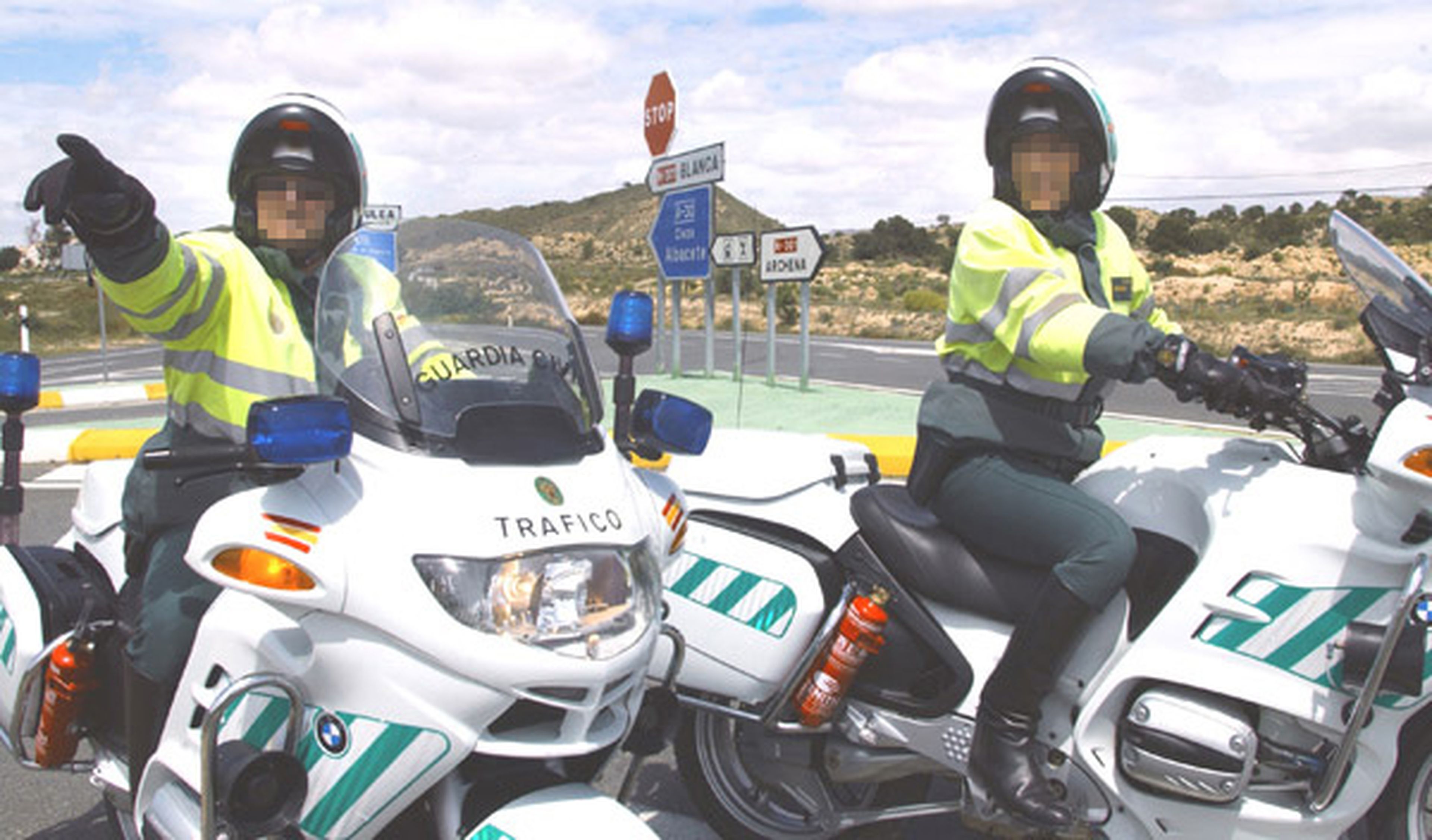 Arrolla a un agente con su moto en la Verja de Gibraltar