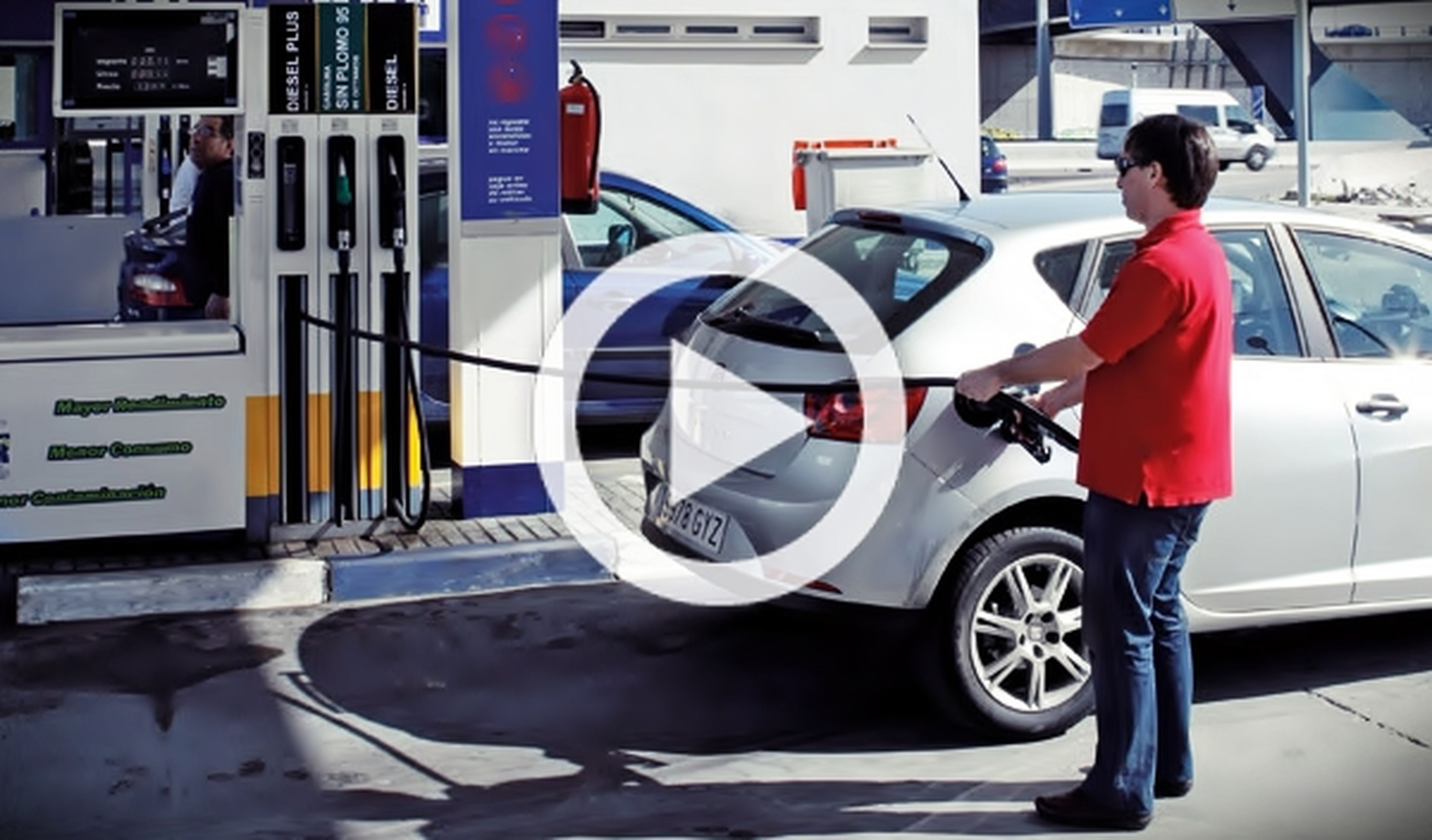 Vídeo: un ruso levanta su coche a pulso en una gasolinera