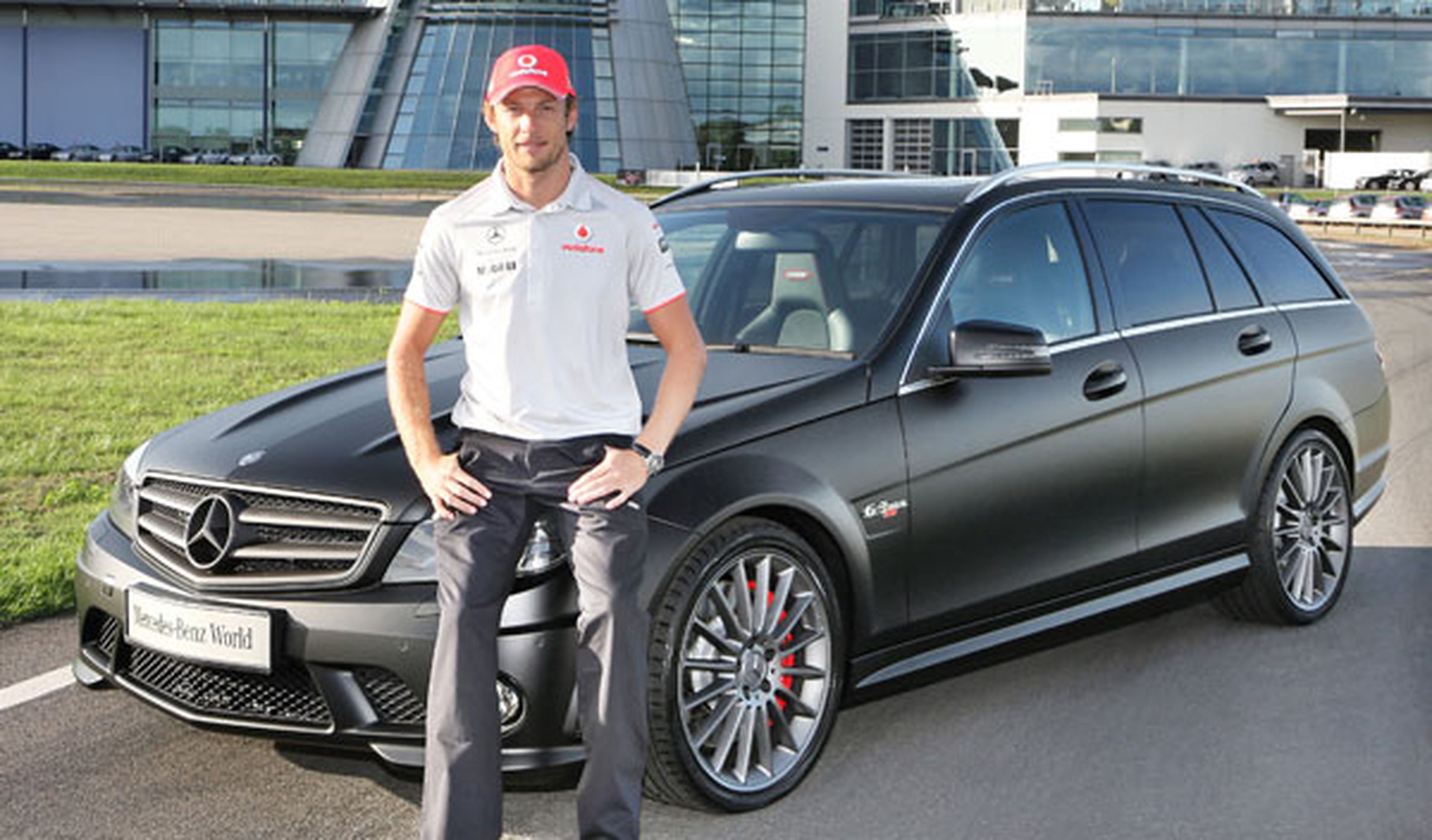 Jenson Button recoge su Mercedes DR 520
