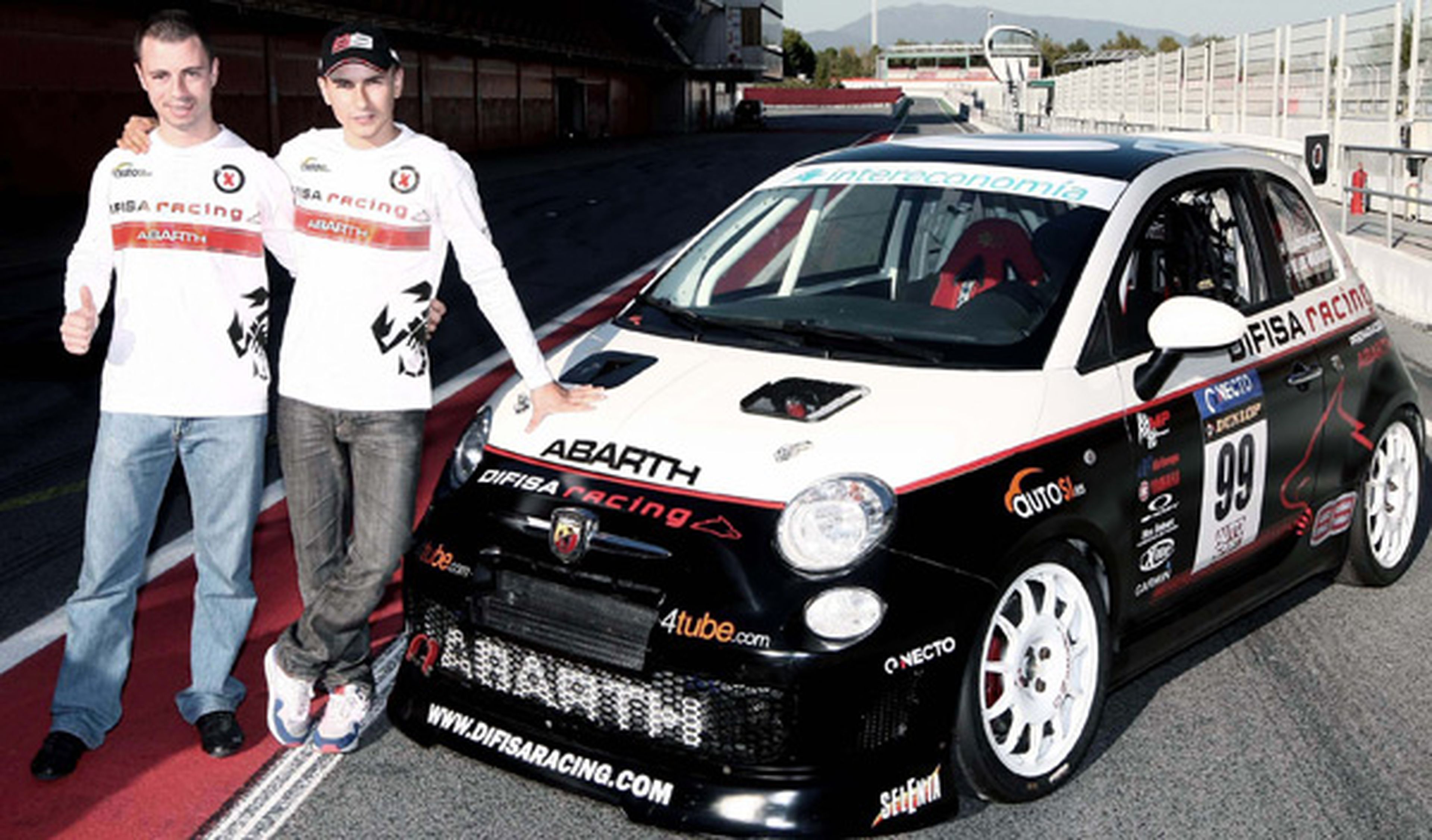 Jorge Lorenzo se pasa a las cuatro ruedas con un Abarth 500