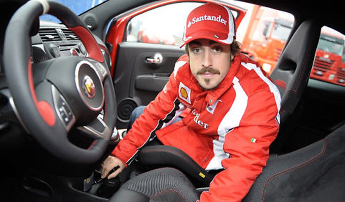 Fernando Alonso firmando Abarth 695 Tributo Ferrari
