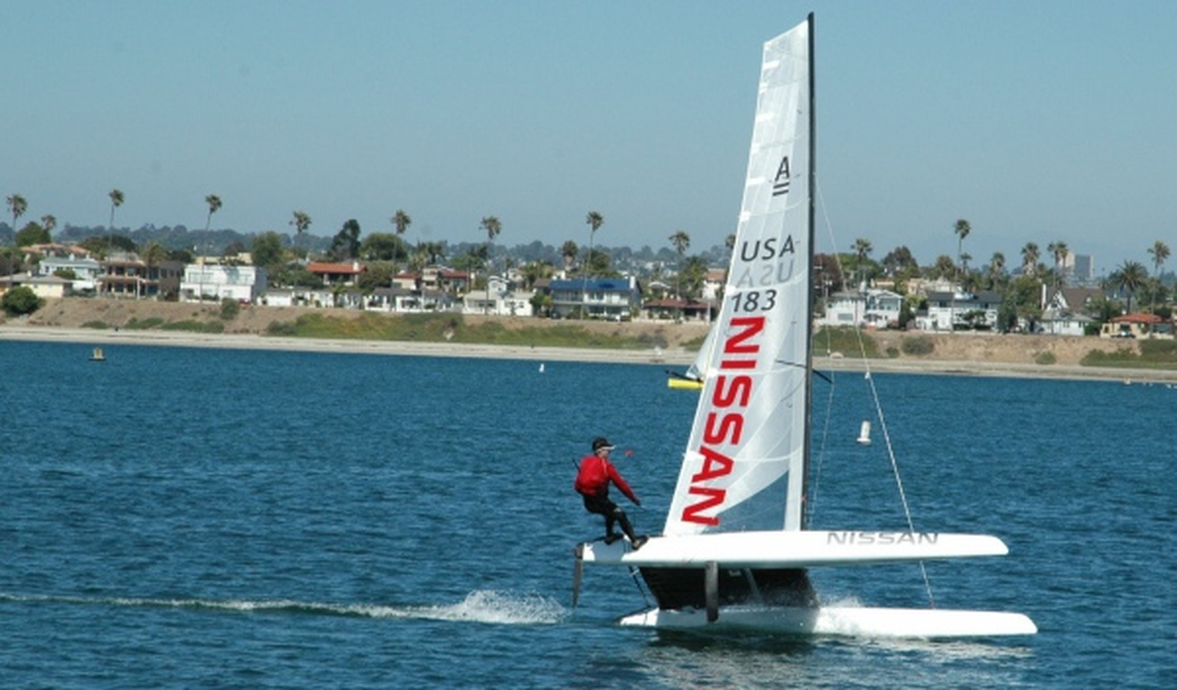 Nissan fabrica un catamarán de competición