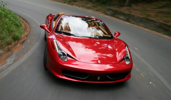 Ferrari 458 Italia apreendida vira carro de polícia na Tchéquia