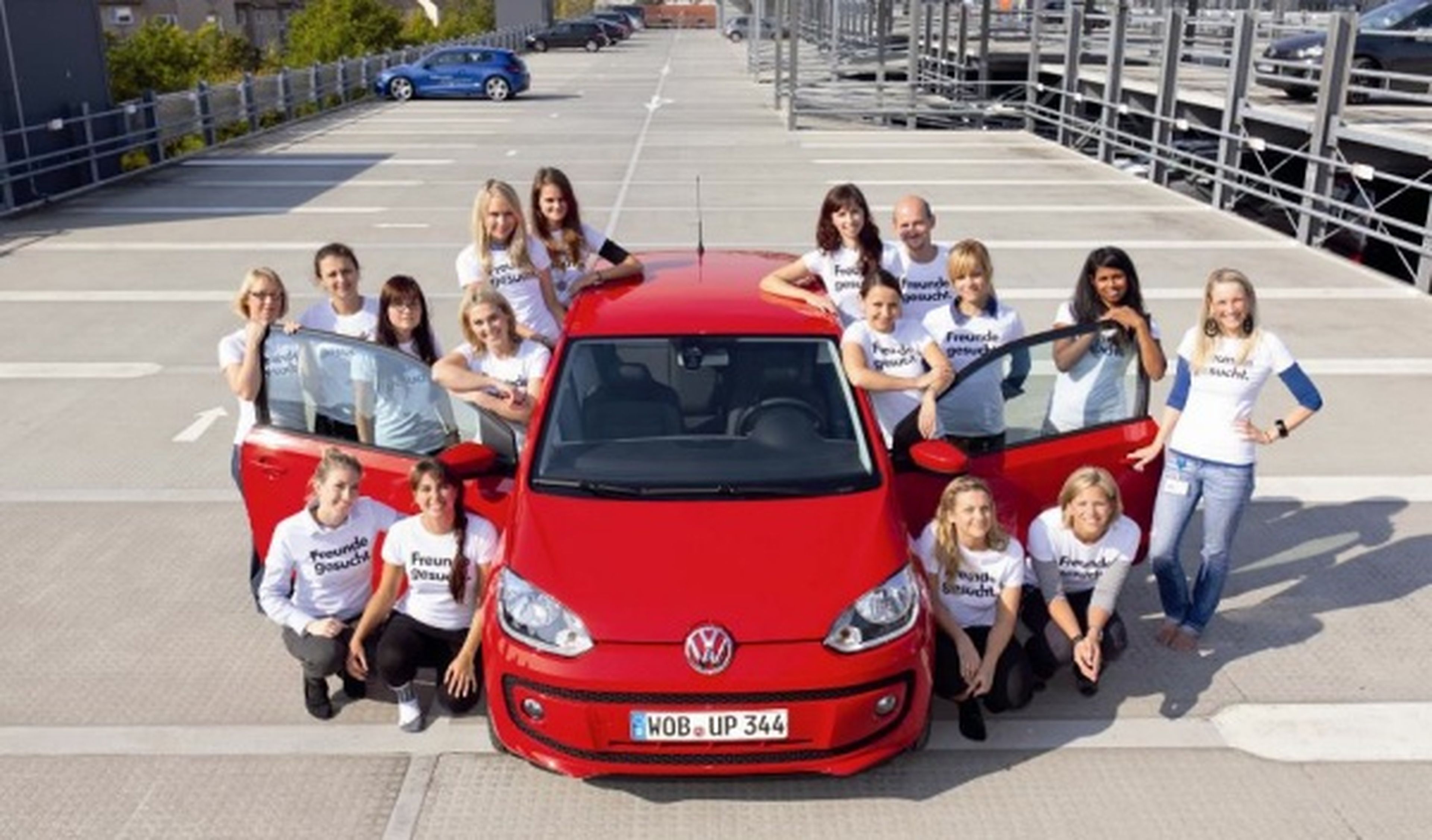 Récord: 16 personas dentro del Volkswagen up!