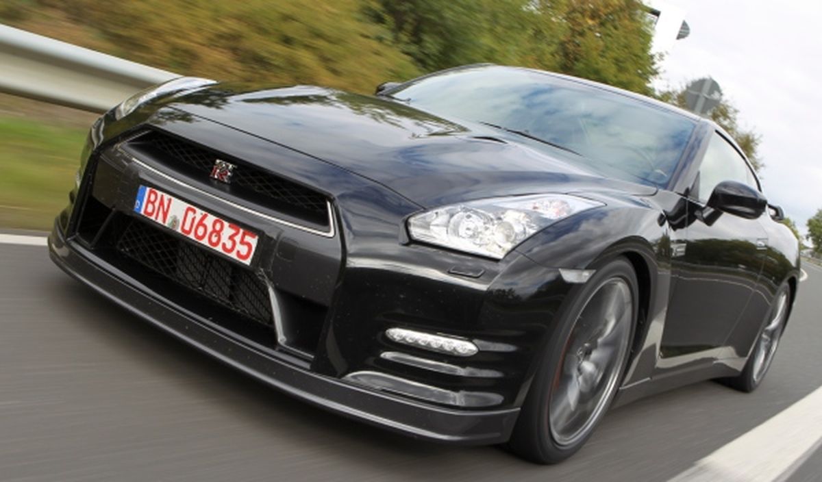 Nissan GT-R frontal