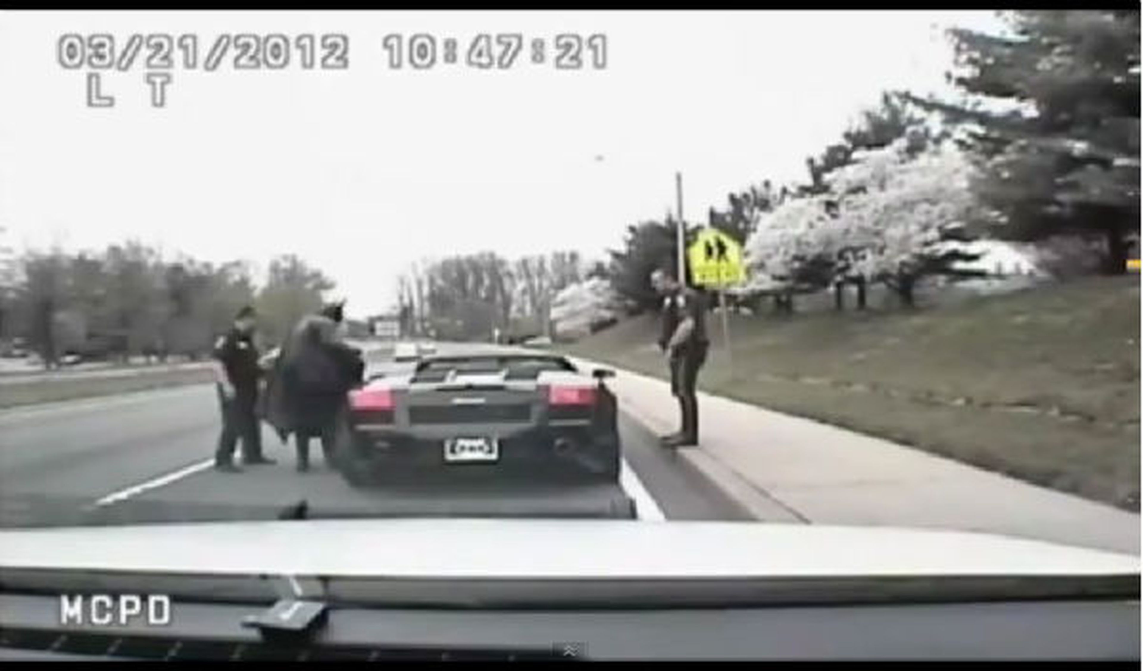 La Policía para a Batman en un Lamborghini