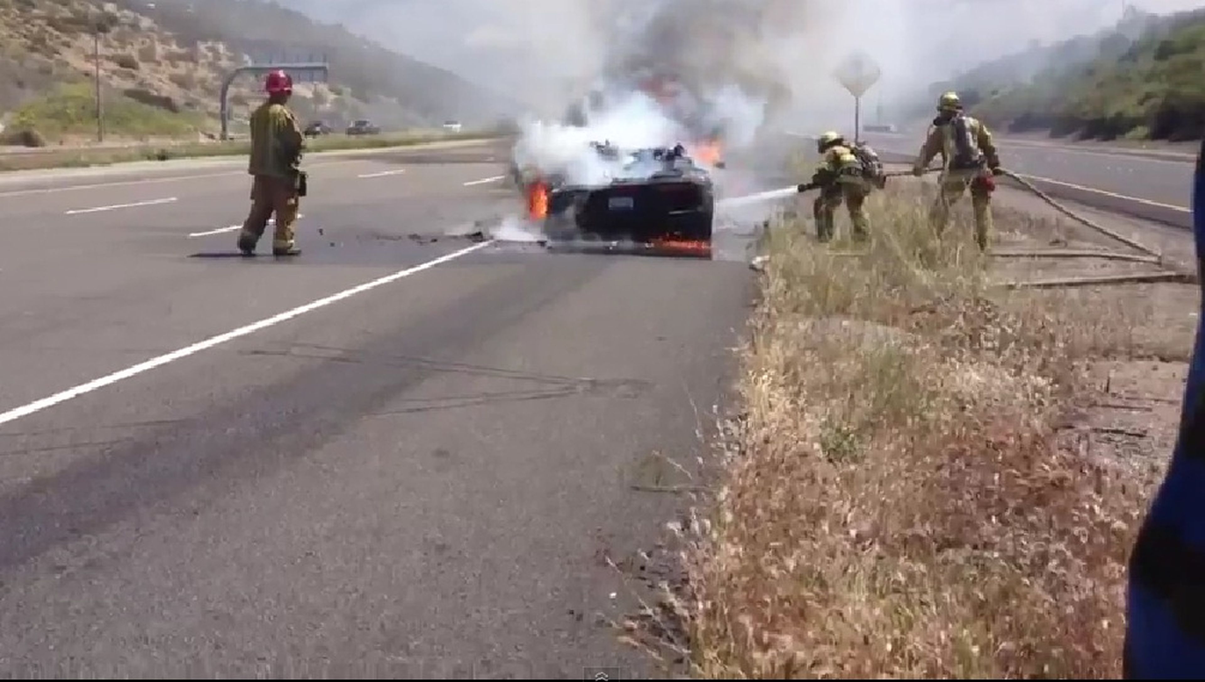 Un Lamborghini Aventador sufre un incendio en la autopista
