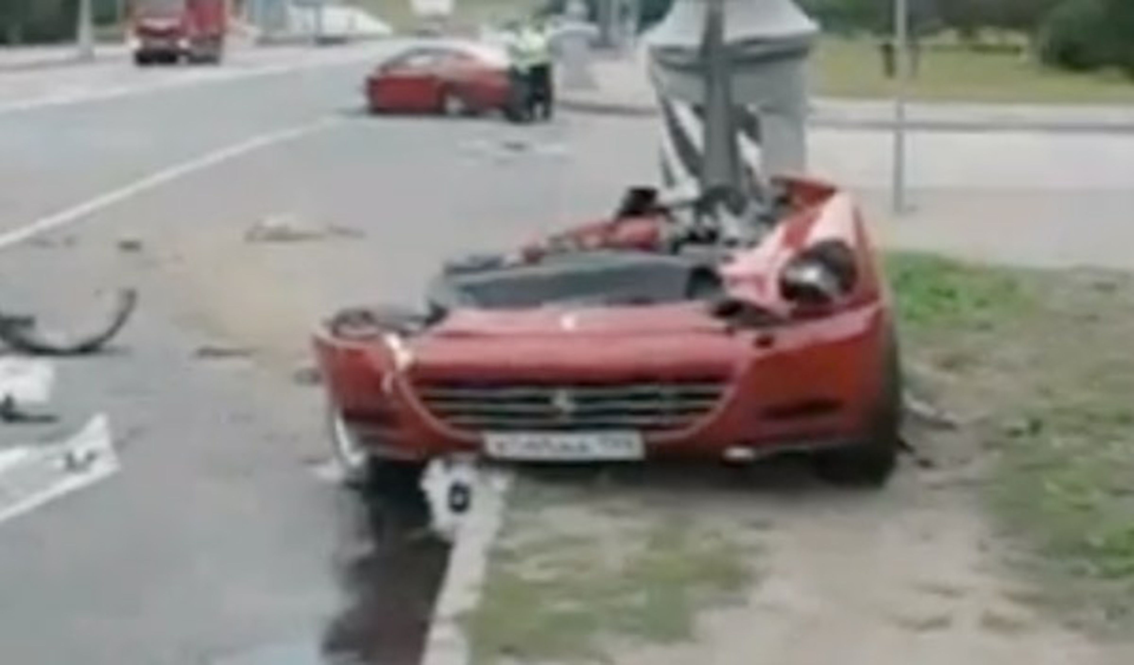 Un Ferrari 612 Scaglietti partido en dos tras un accidente