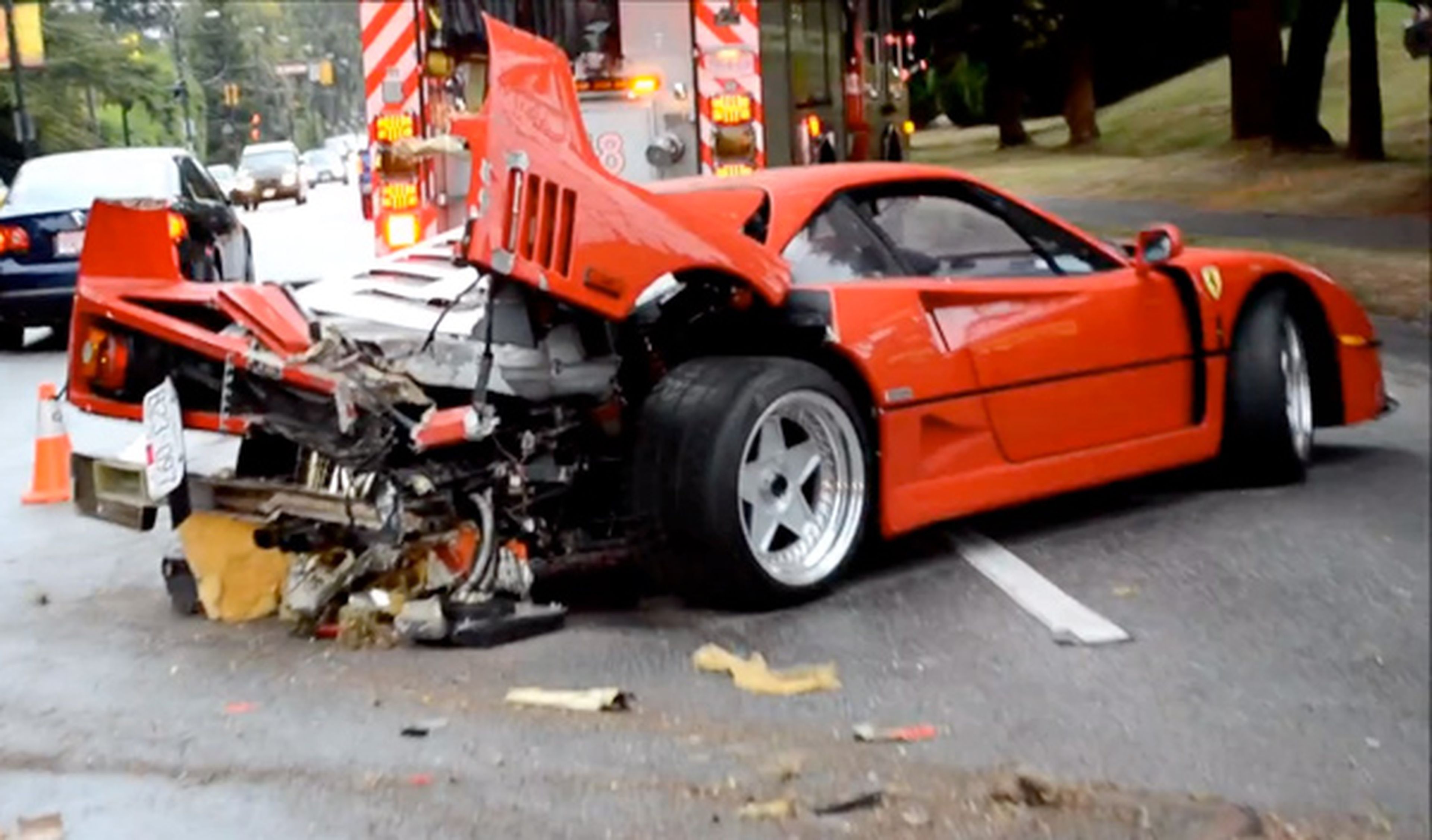 Un Ferrari F40 destrozado tras un accidente