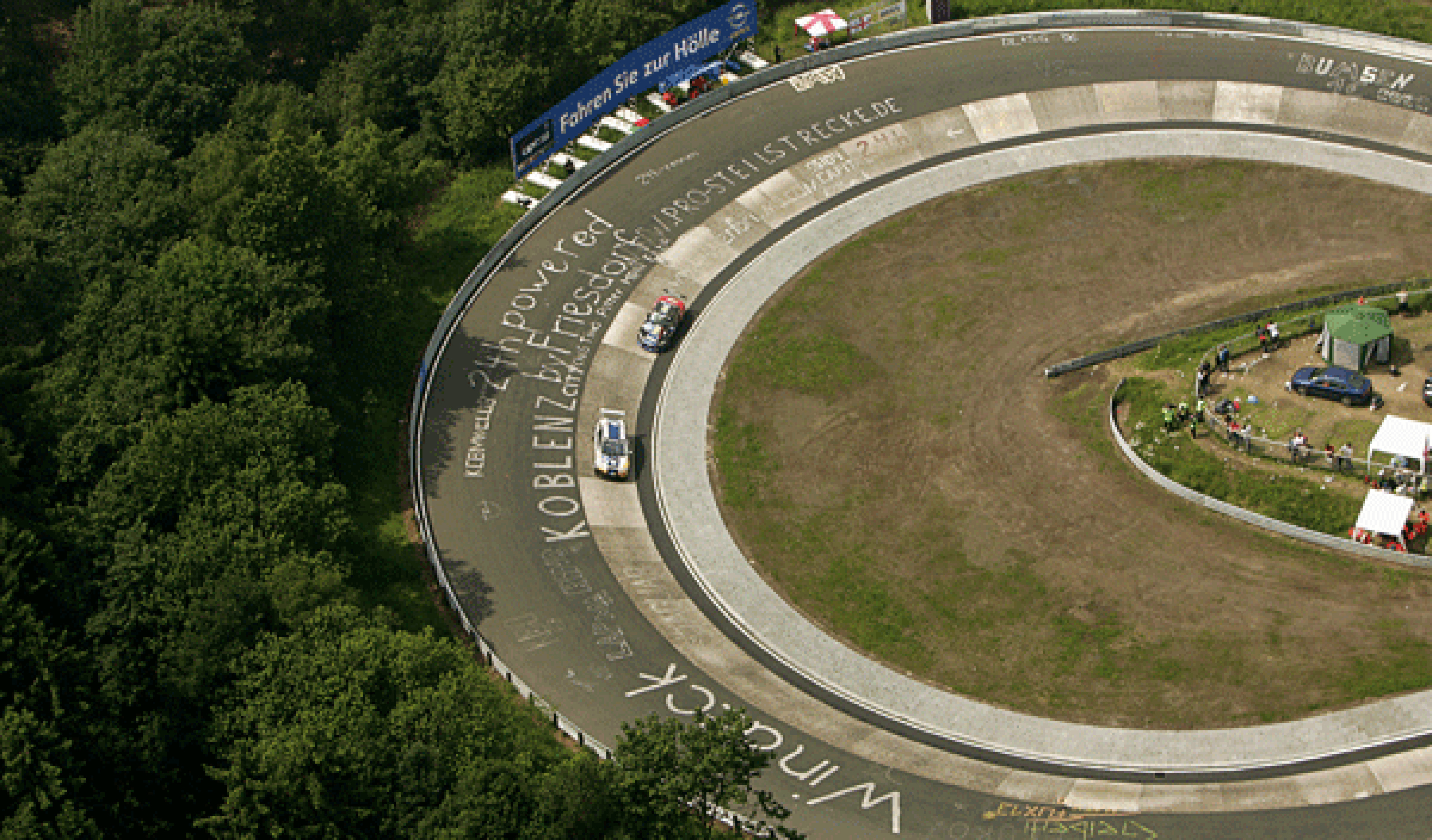 Un BMW Serie 1, por los aires en el circuito de Nürburgring