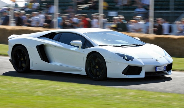 Vídeo: un Lamborghini Aventador, partido por la mitad -