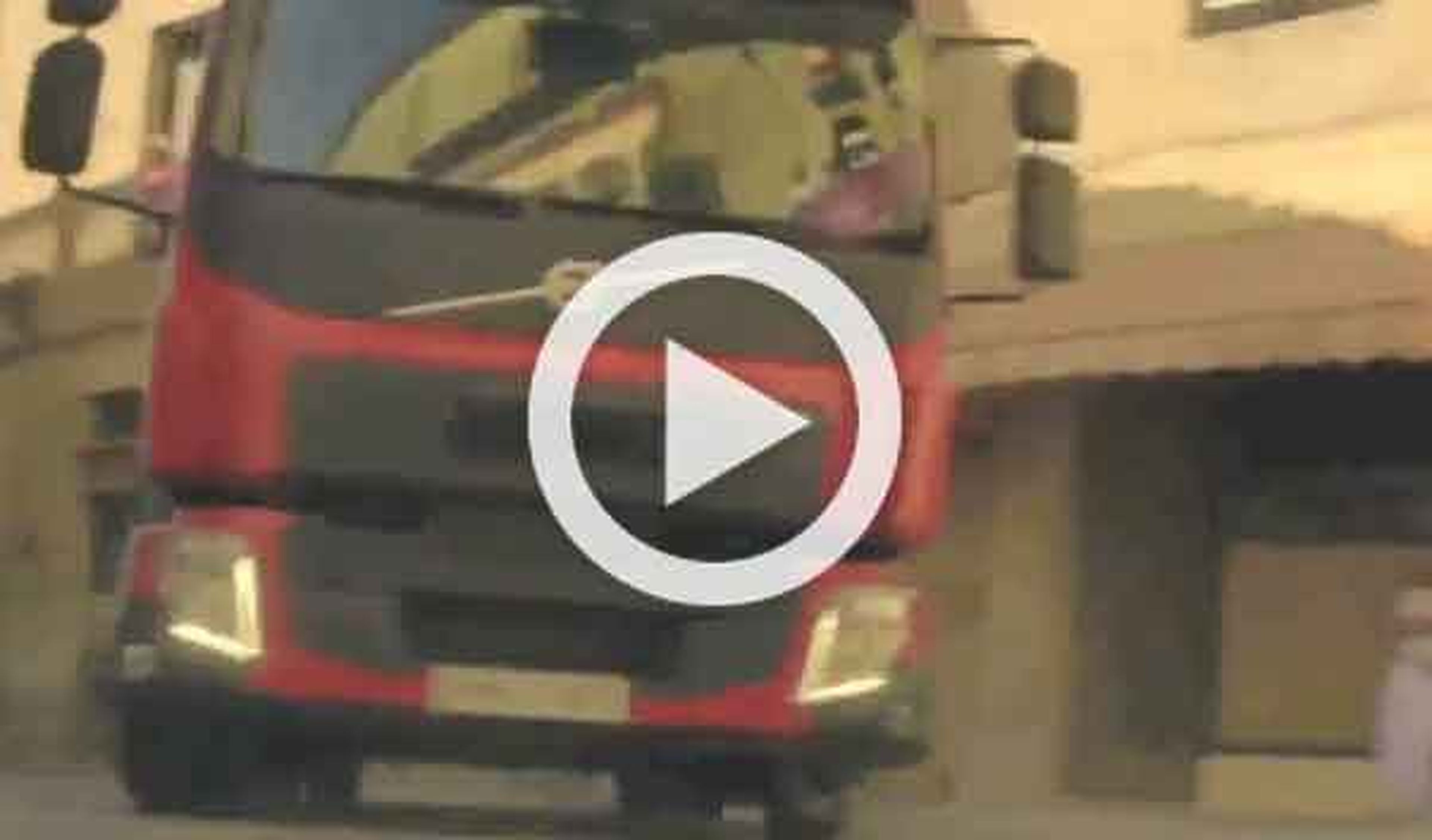 Vídeo: un camión circulando por el borde de un precipicio