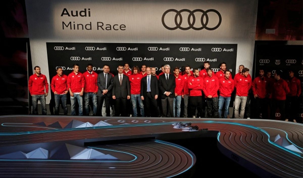 La plantilla del FC Barcelona espera a recoger sus coches Audi