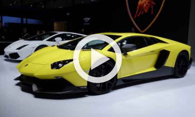 Vídeo: un Aventador se estrella contra un autobús de frente -