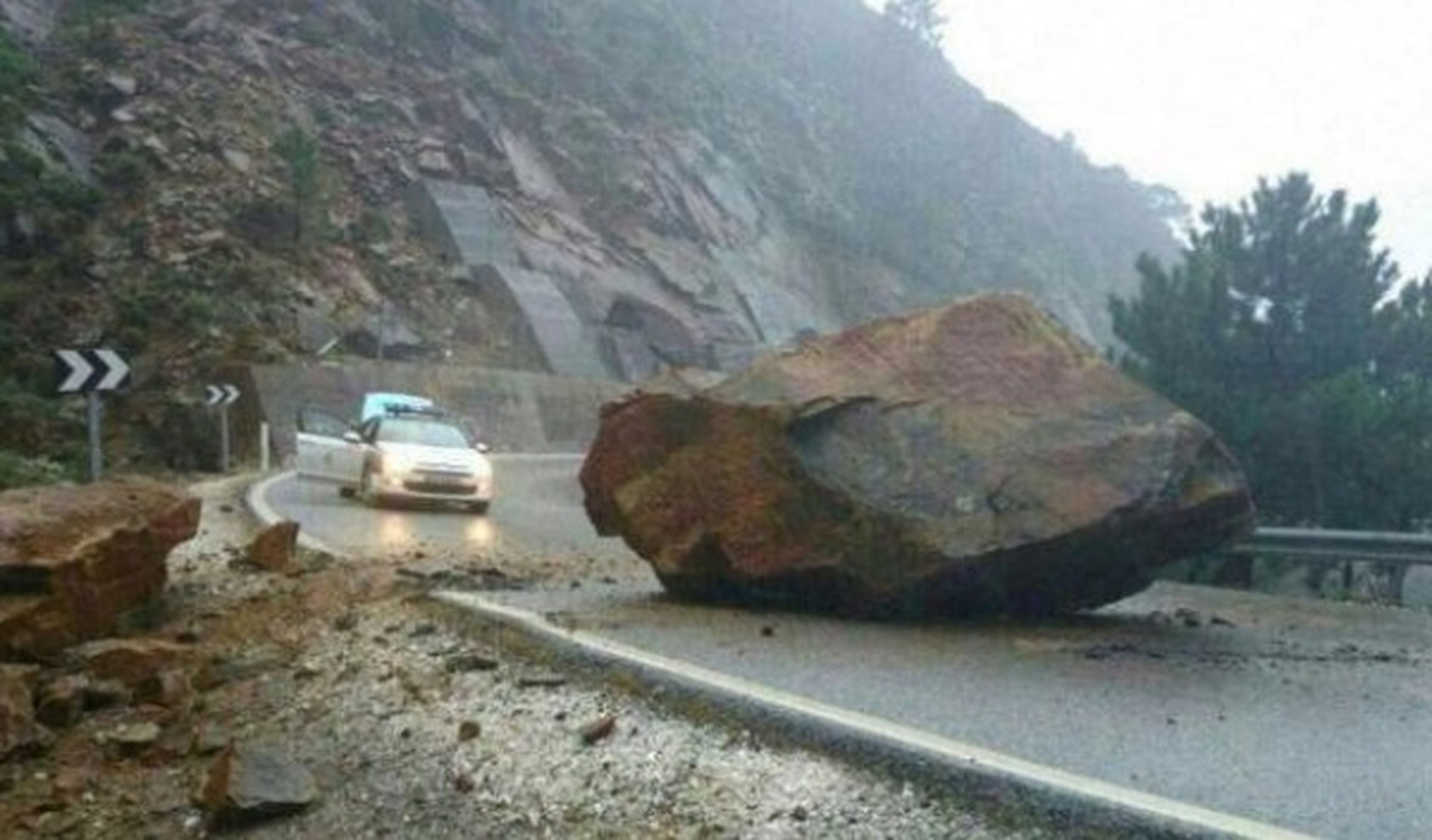 Cae una roca gigante en una carretera de Málaga