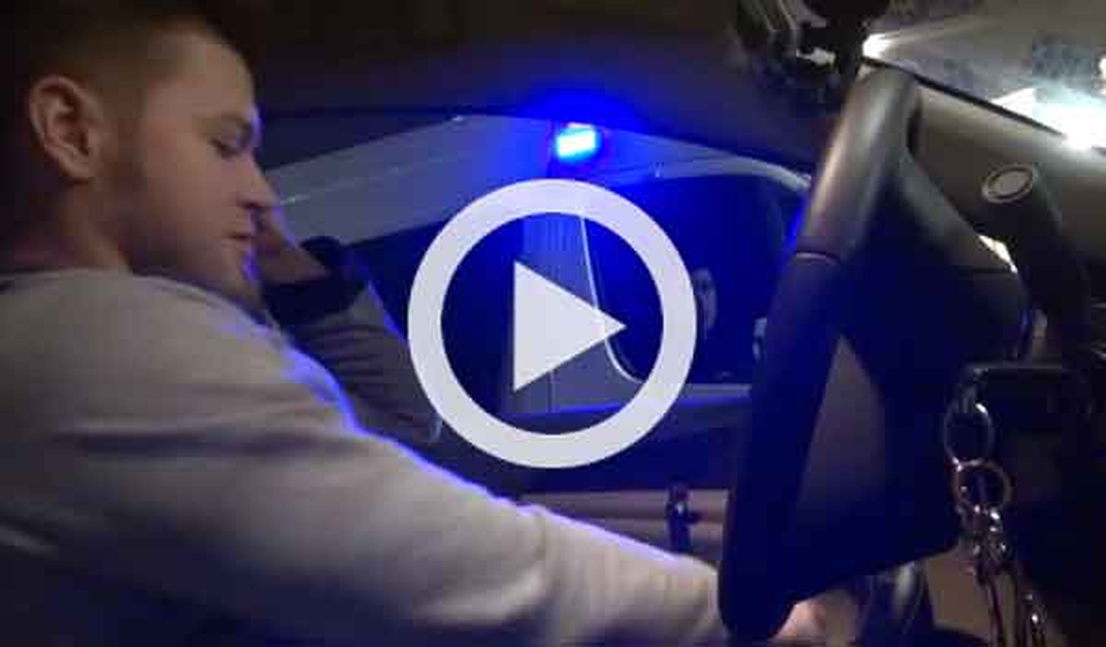 Vídeo: vacila a un Policía con un móvil de galleta
