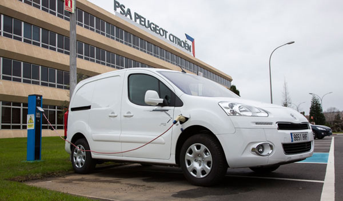 El Peugeot Partner Electric llegará al mercado en marzo y tarda entre 8 y 15 horas en recargarse en un enchufe convencional