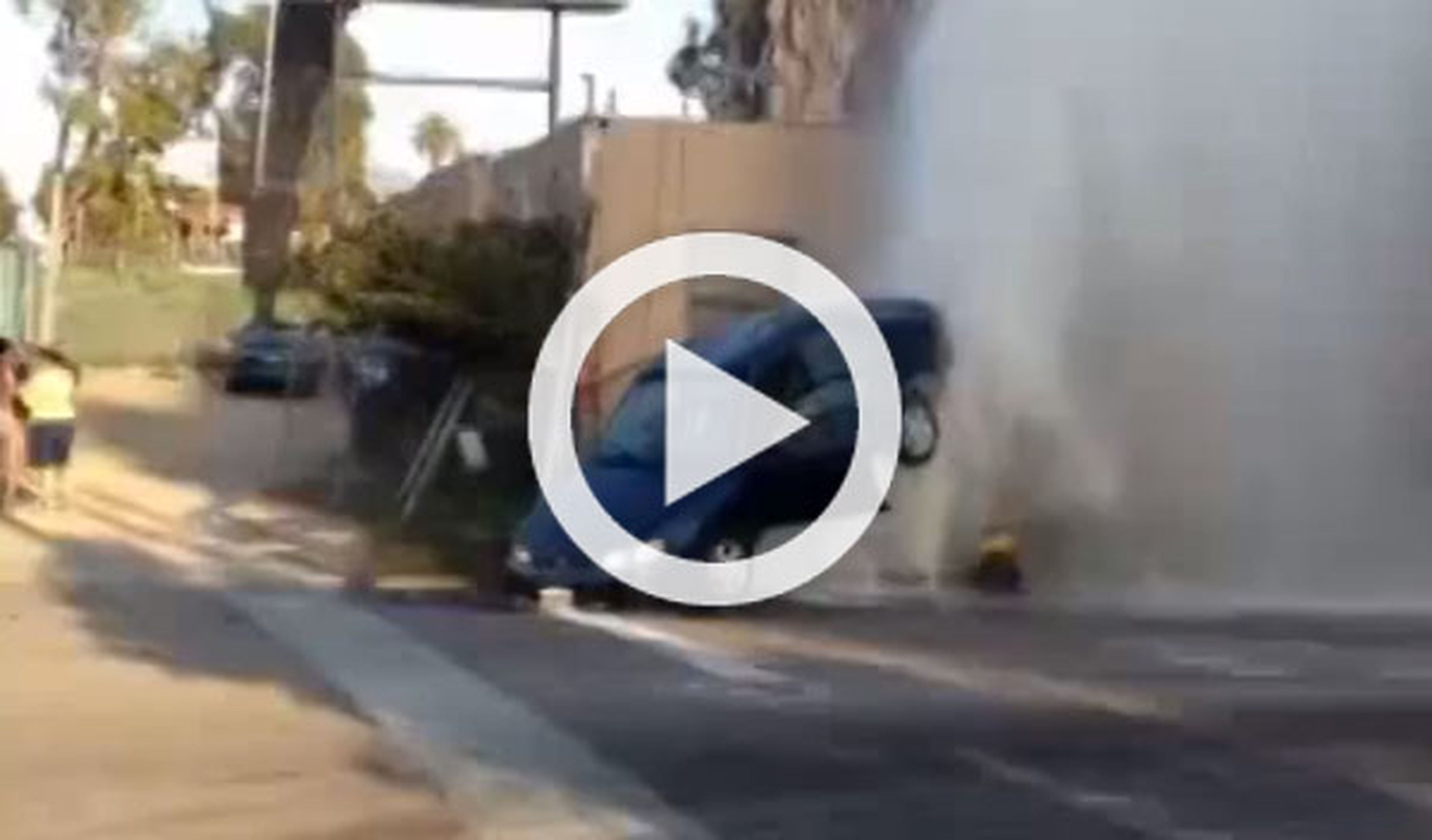 Vídeo: una boca de incendios levanta un Toyota Corolla