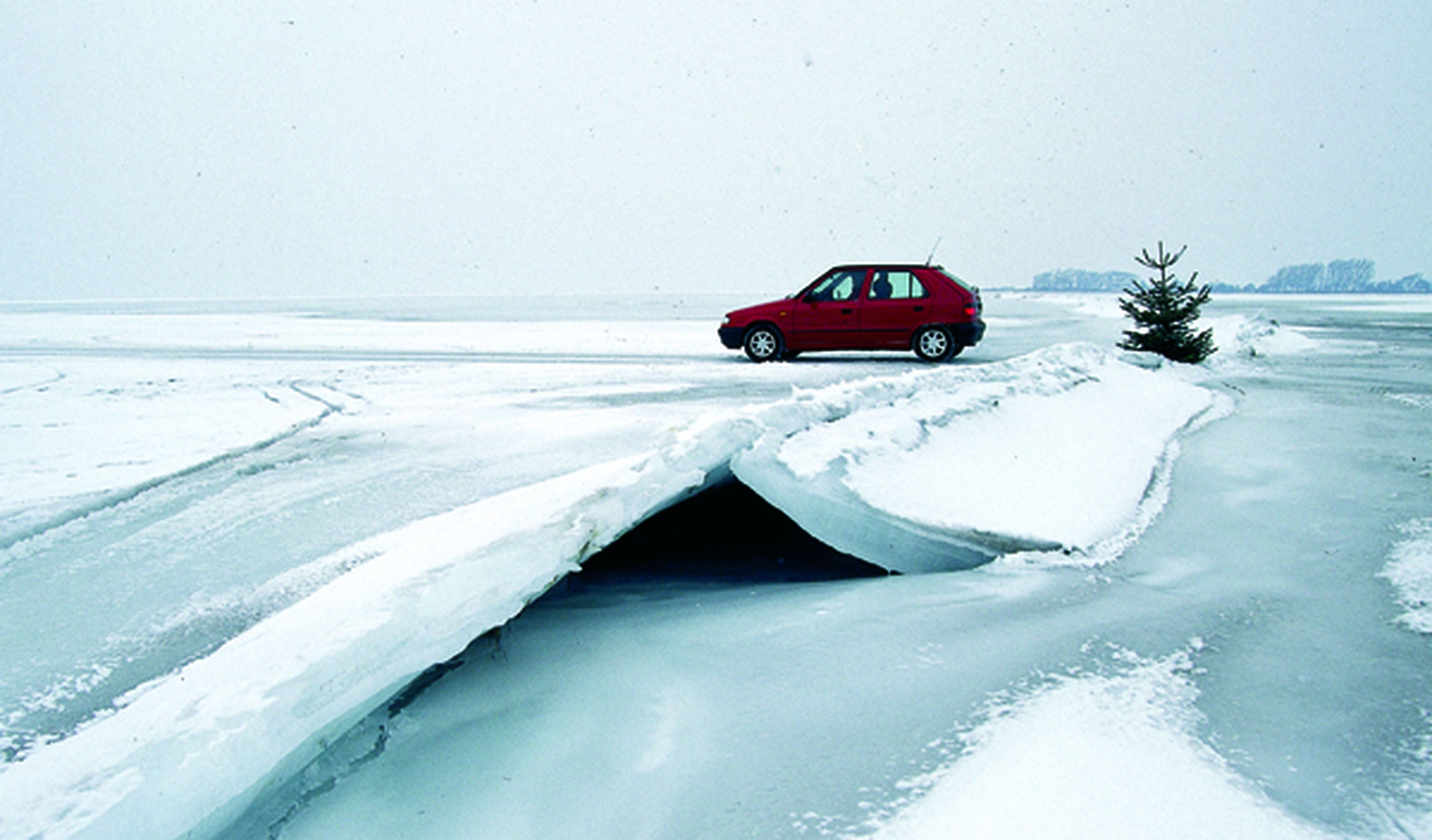 Nieve, barro, baches... los peligros de la carretera (II)