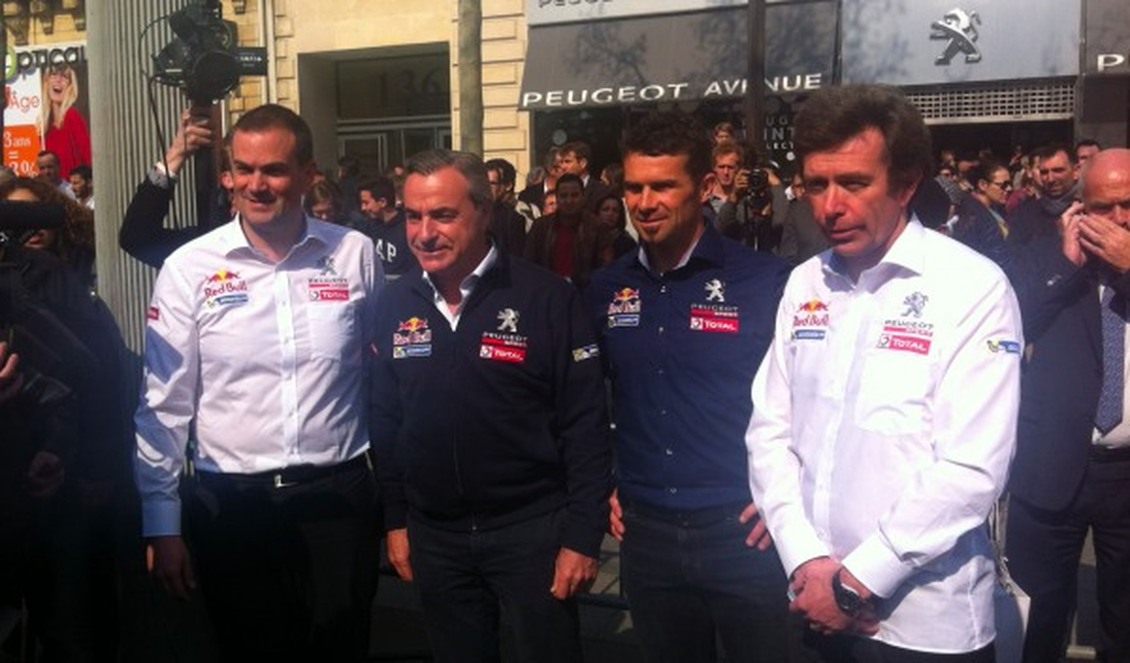 Sainz y Despres en la presentación de Peugeot en París