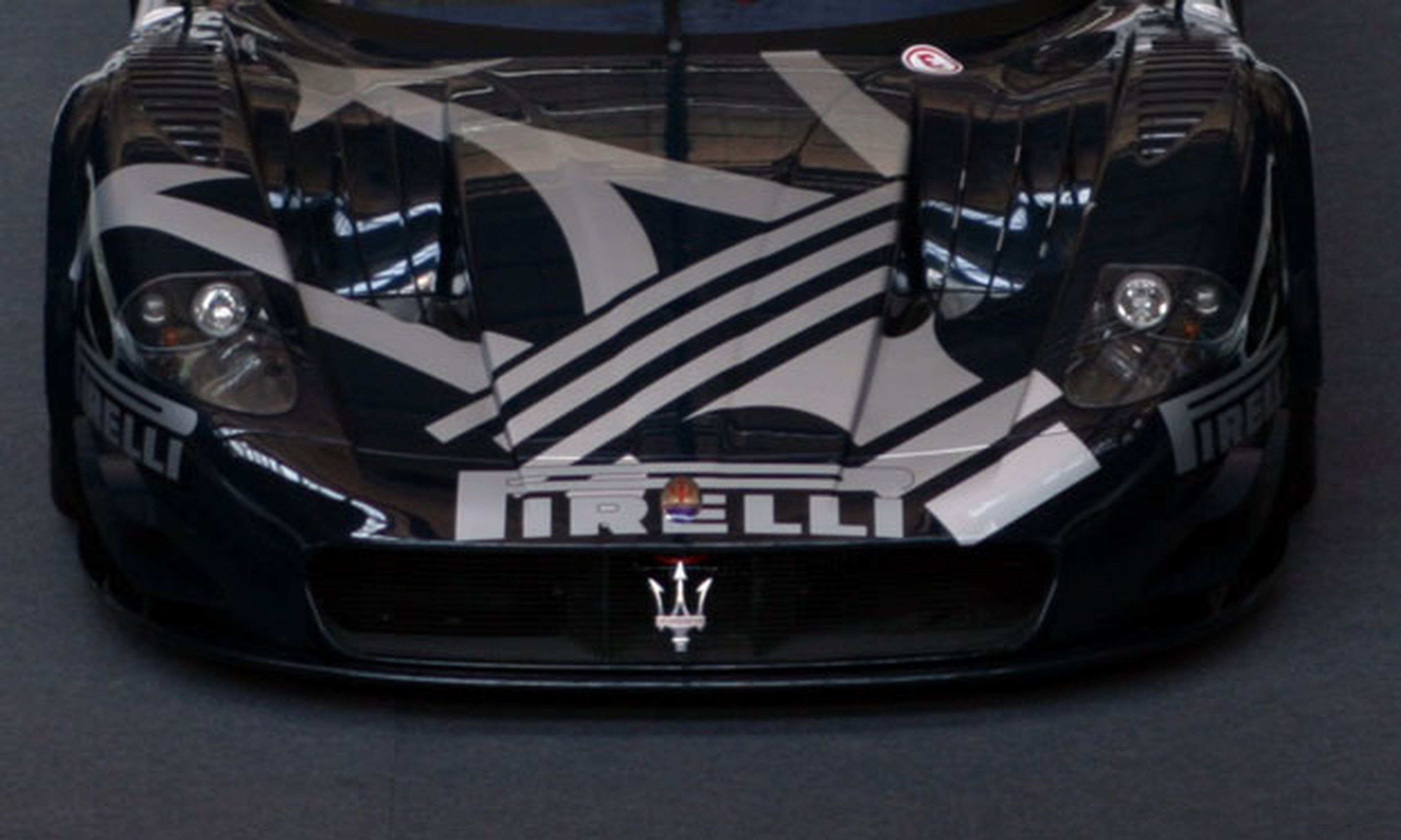 Venden el único Maserati MC12 negro del mundo