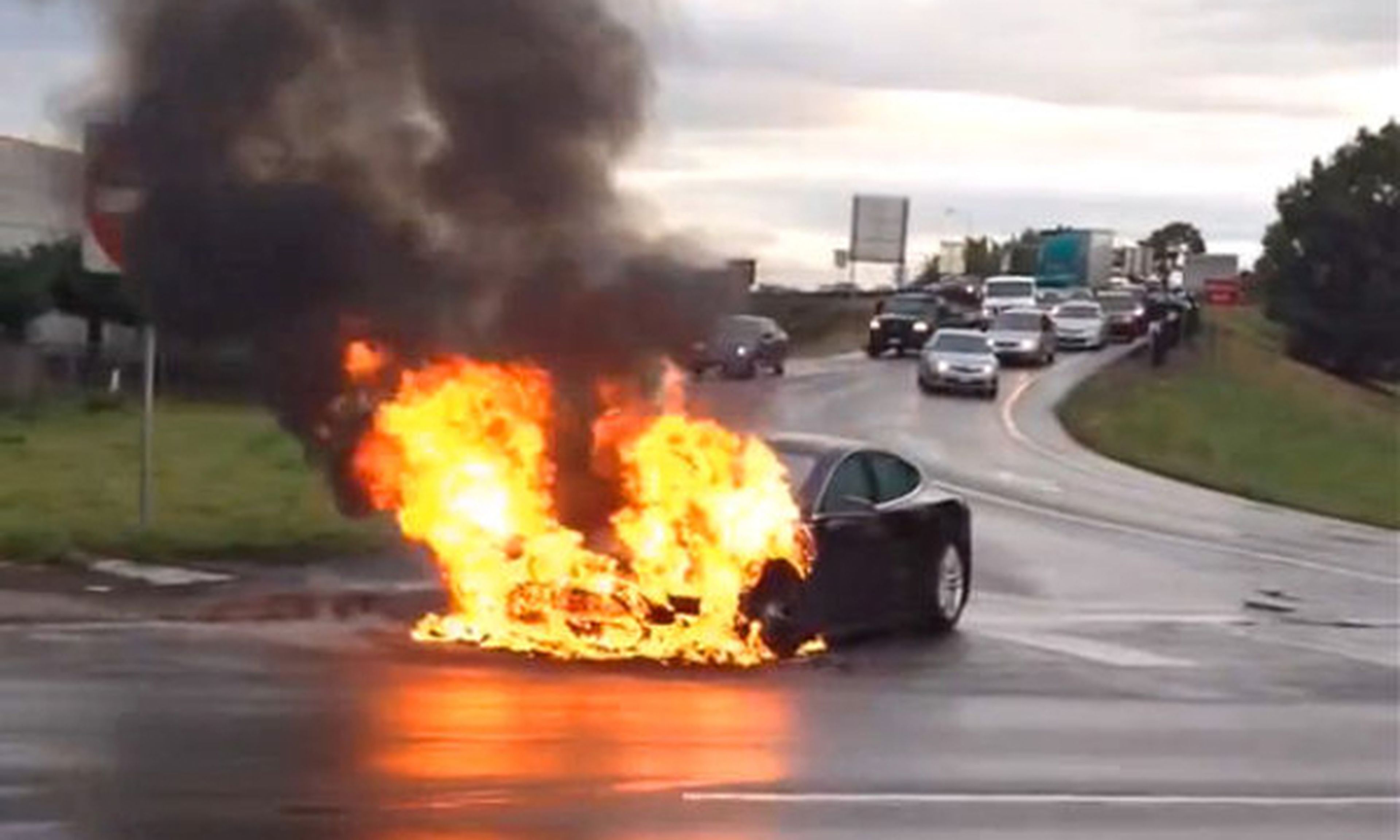 Tesla reacciona frente a sus Model S incendiados