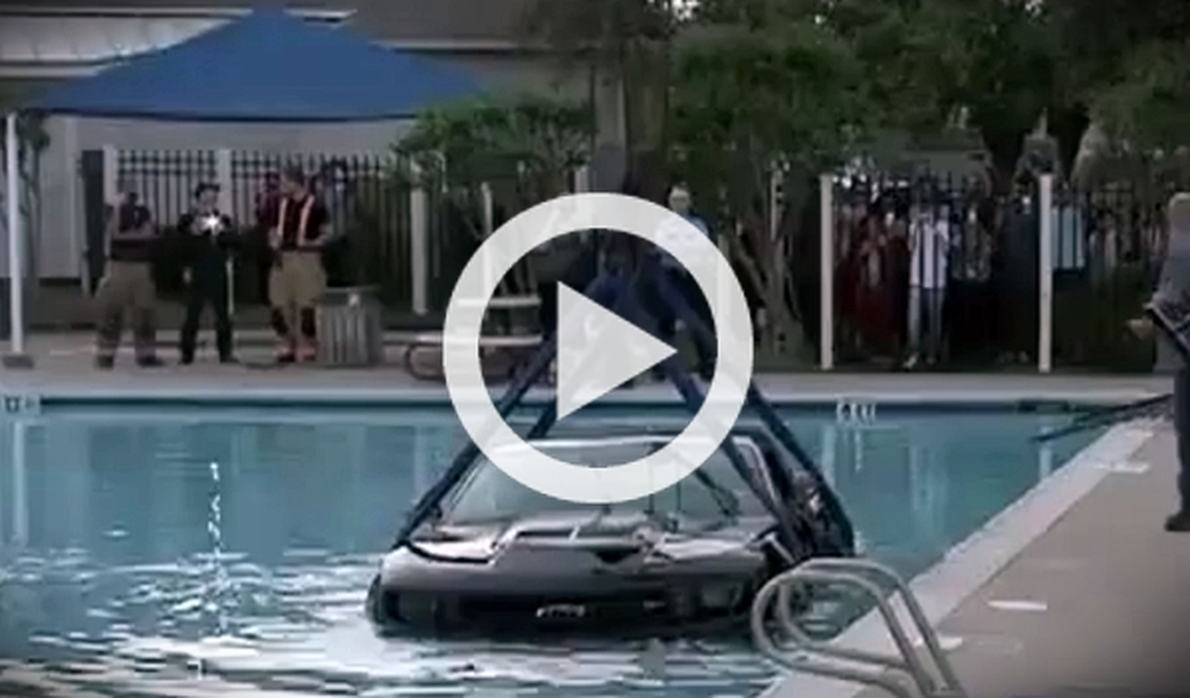 Un texano estrena su Camaro ZL1 metiéndolo en una piscina