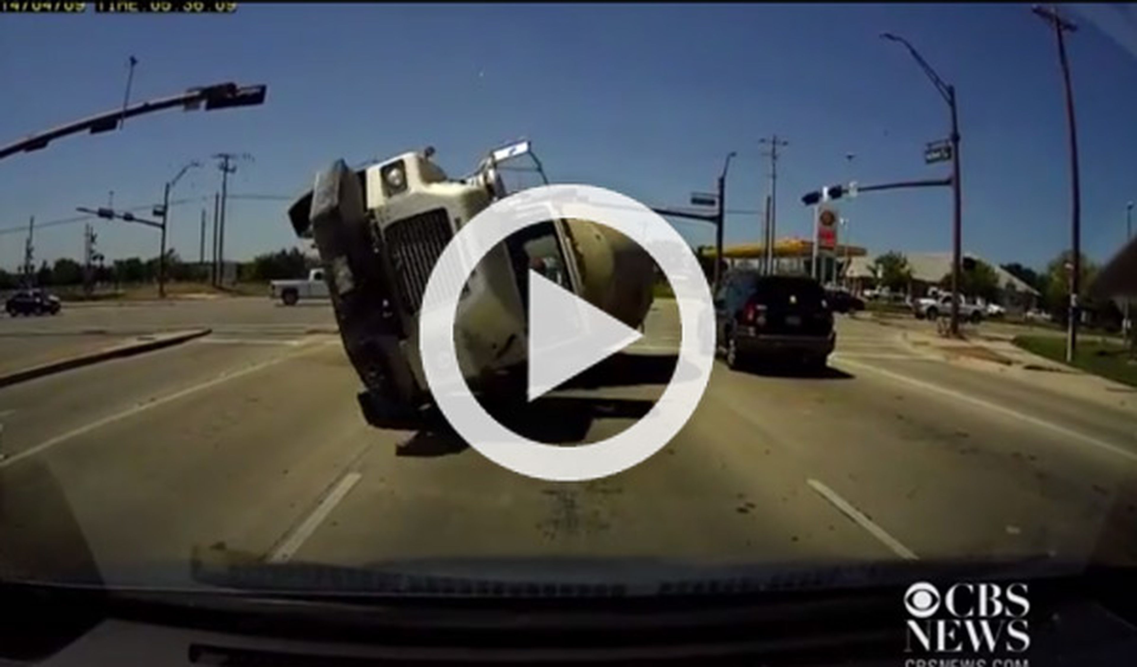 Una 'dashcam' graba cómo un camión choca contra un coche