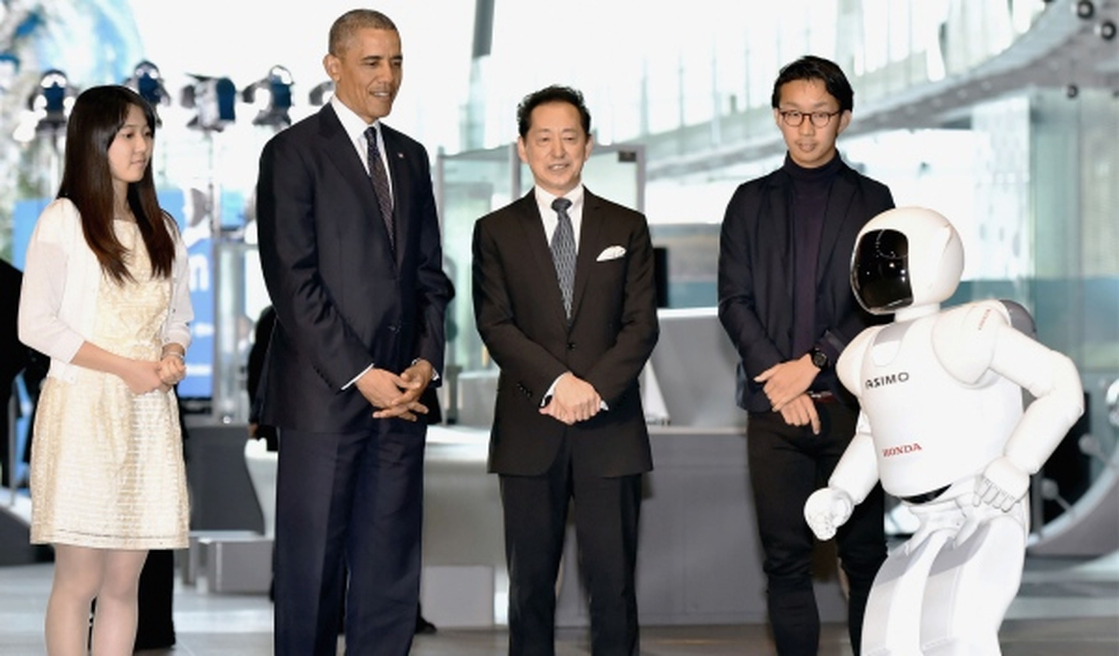 El Robot ASIMO de Honda juega al fútbol con Obama