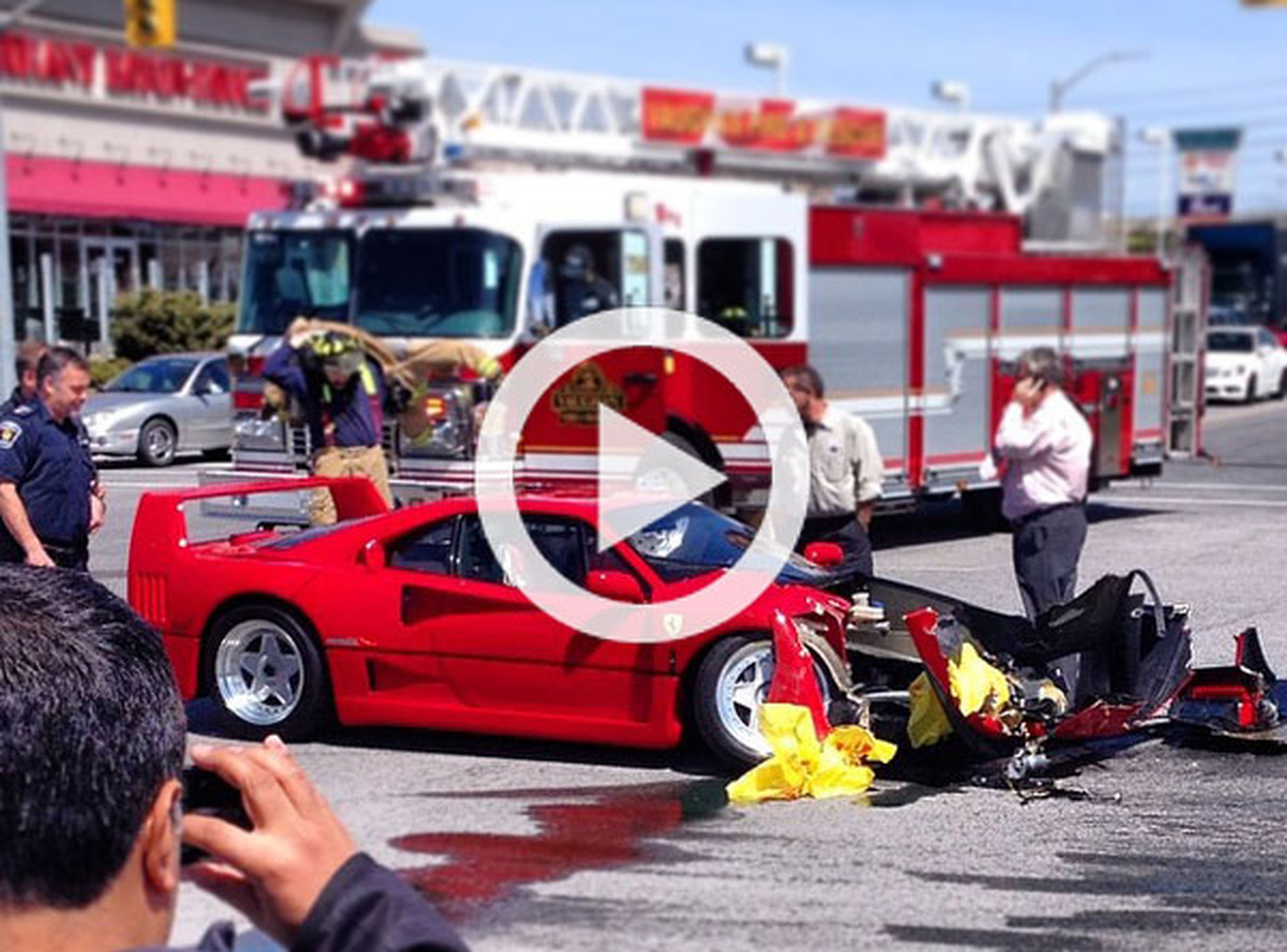 Un Ferrari F40 destrozado por un Dodge Dart en Canadá