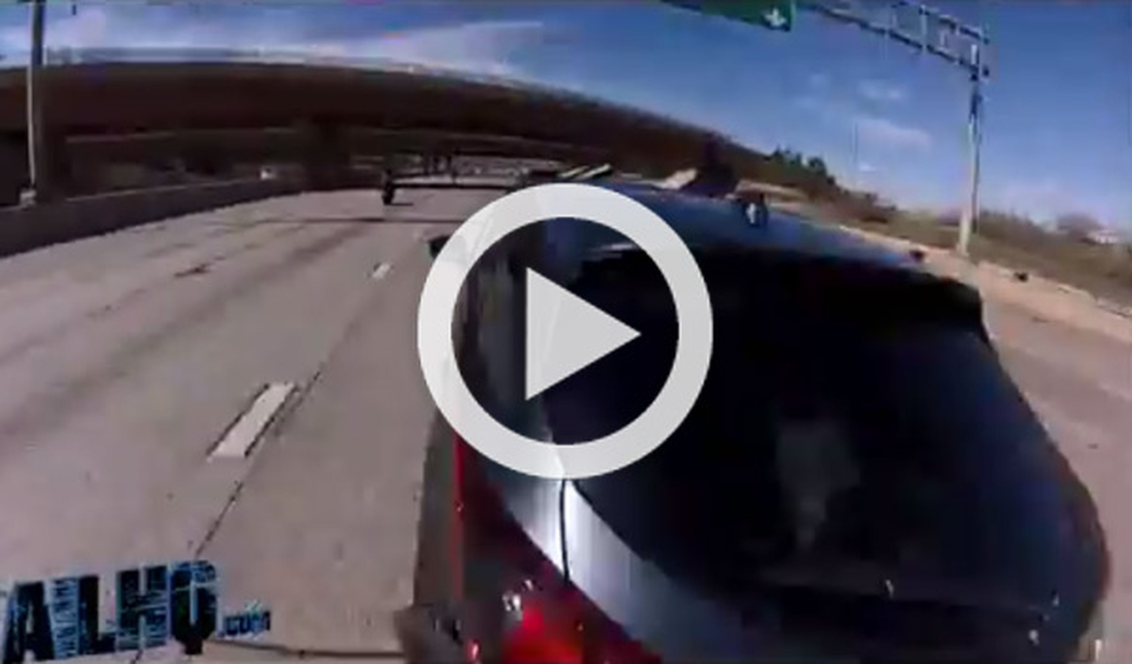 Un motorista choca contra un coche a 225 km/h