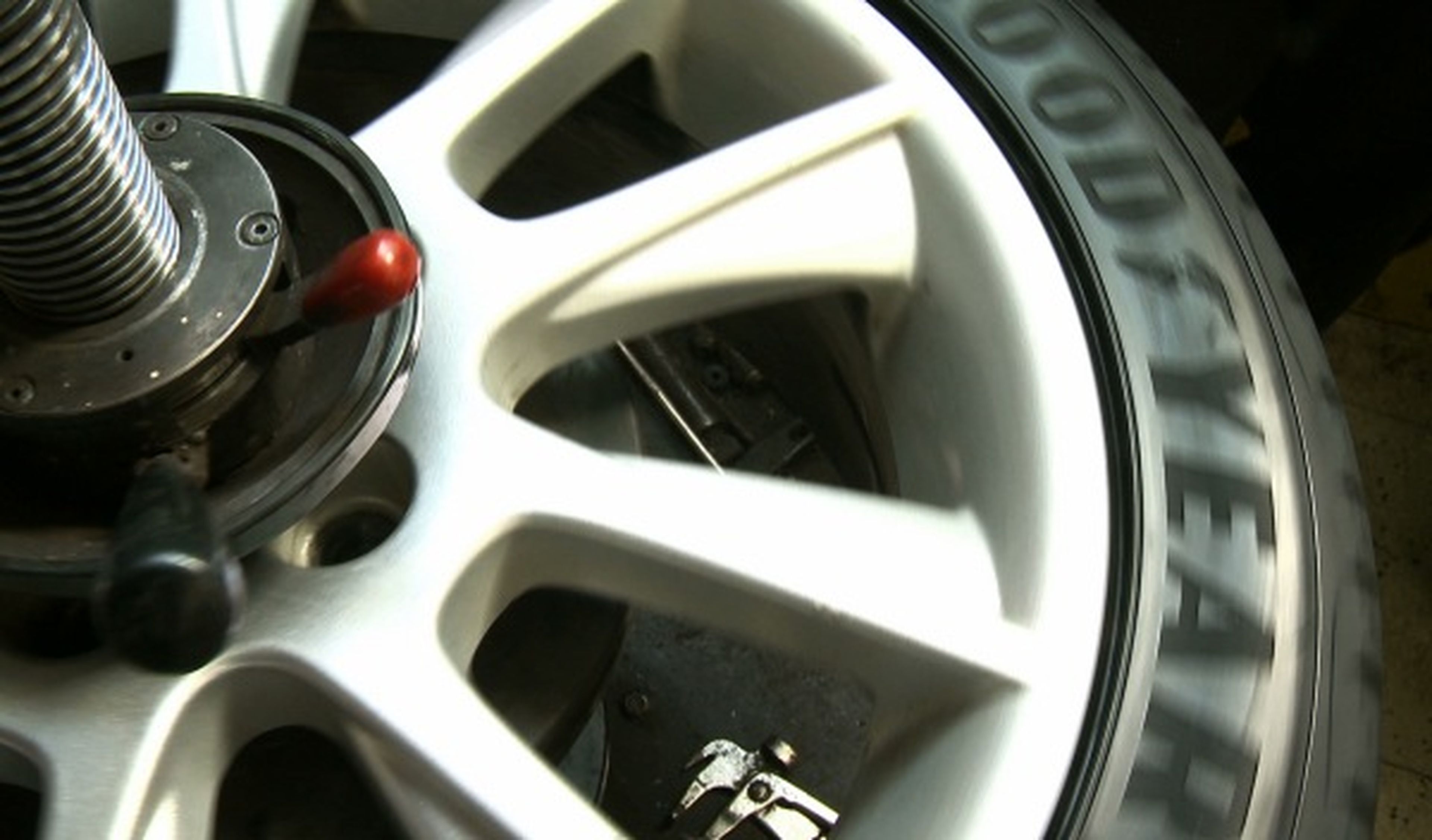 Más de 800.000 vehículos llevan neumáticos deficientes