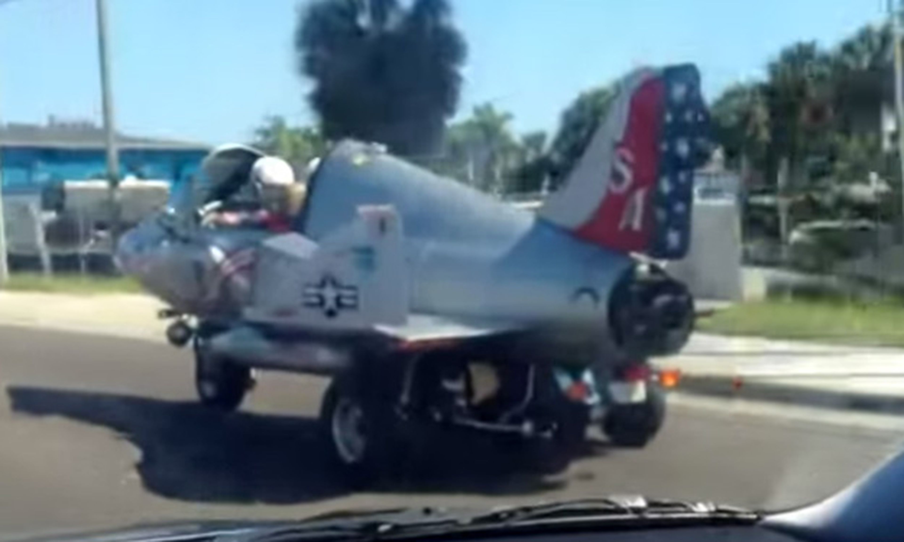 Vídeo: circula con su avión de combate por la autopista