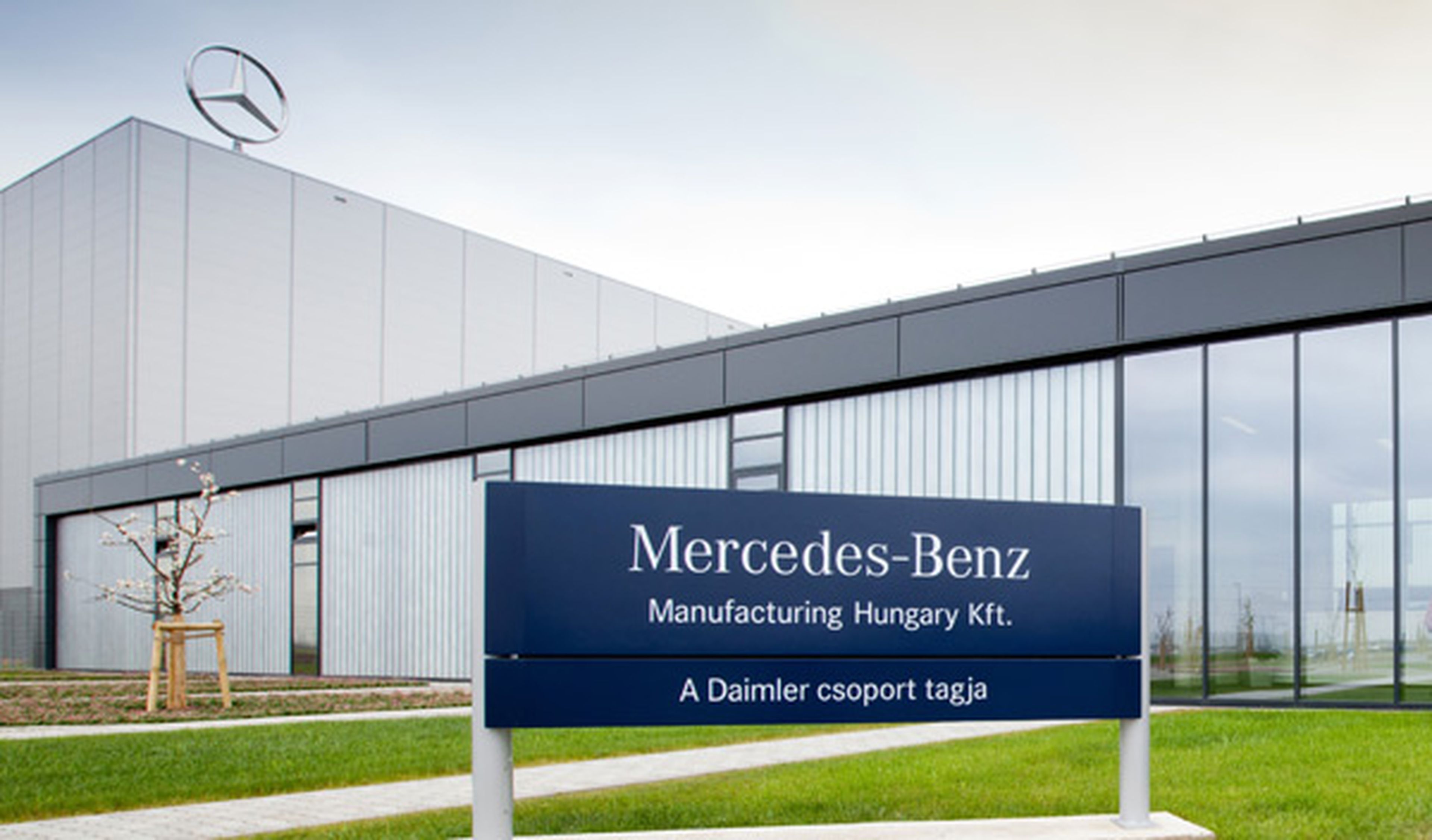 Evacúan fábrica de Mercedes (Hungría) por amenaza de bomba