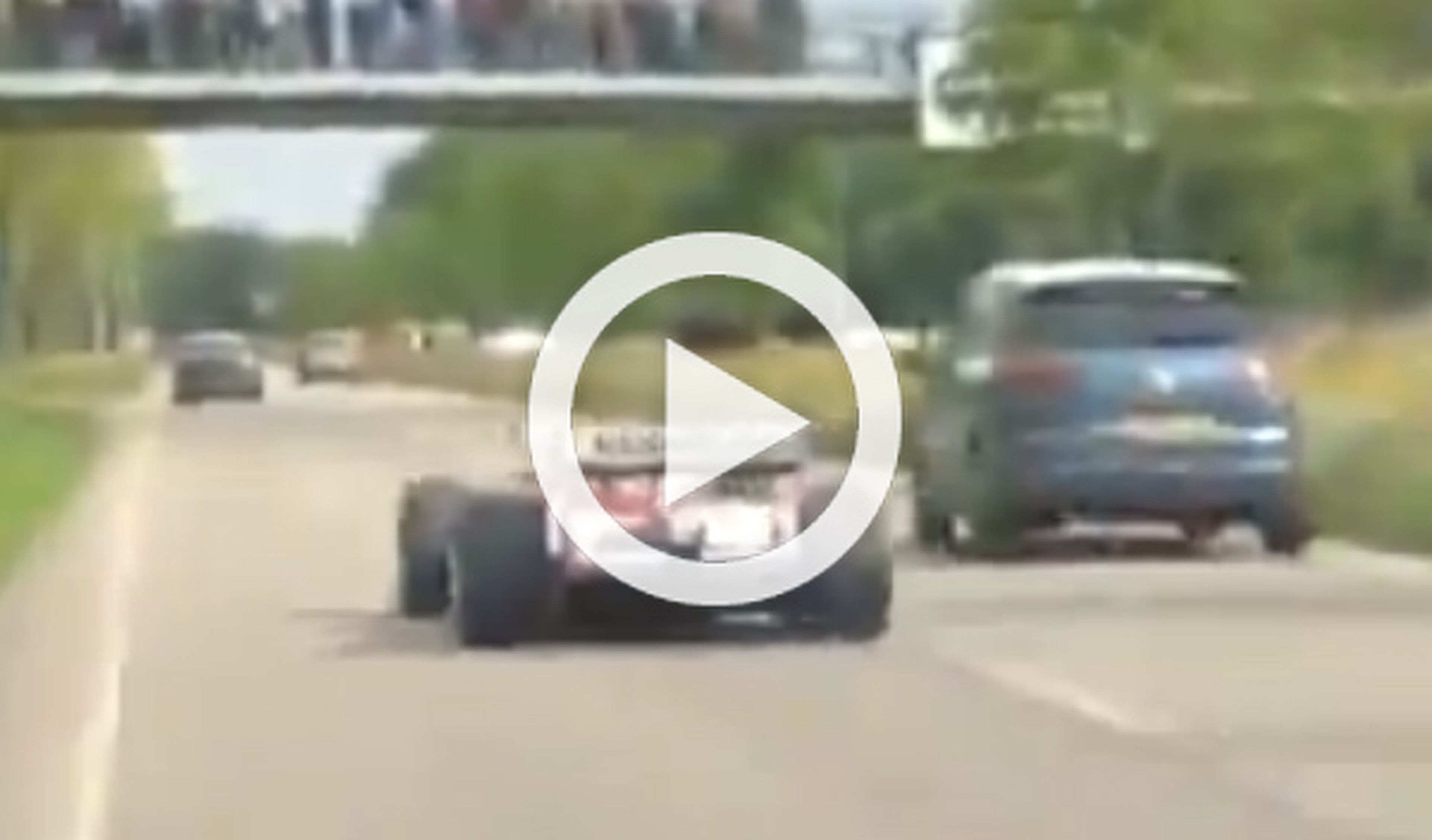 Verstappen circula con un fórmula A1 GP por carretera