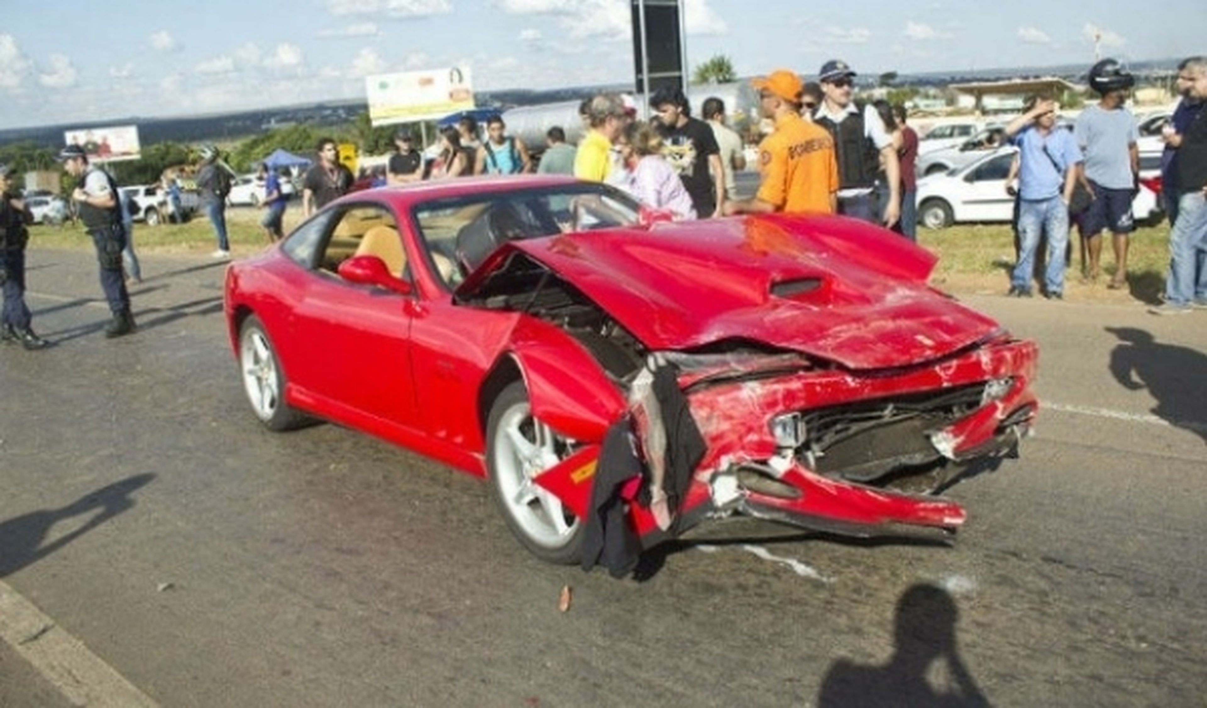 Un Ferrari 550 destrozado tras chocar con un Volkswagen