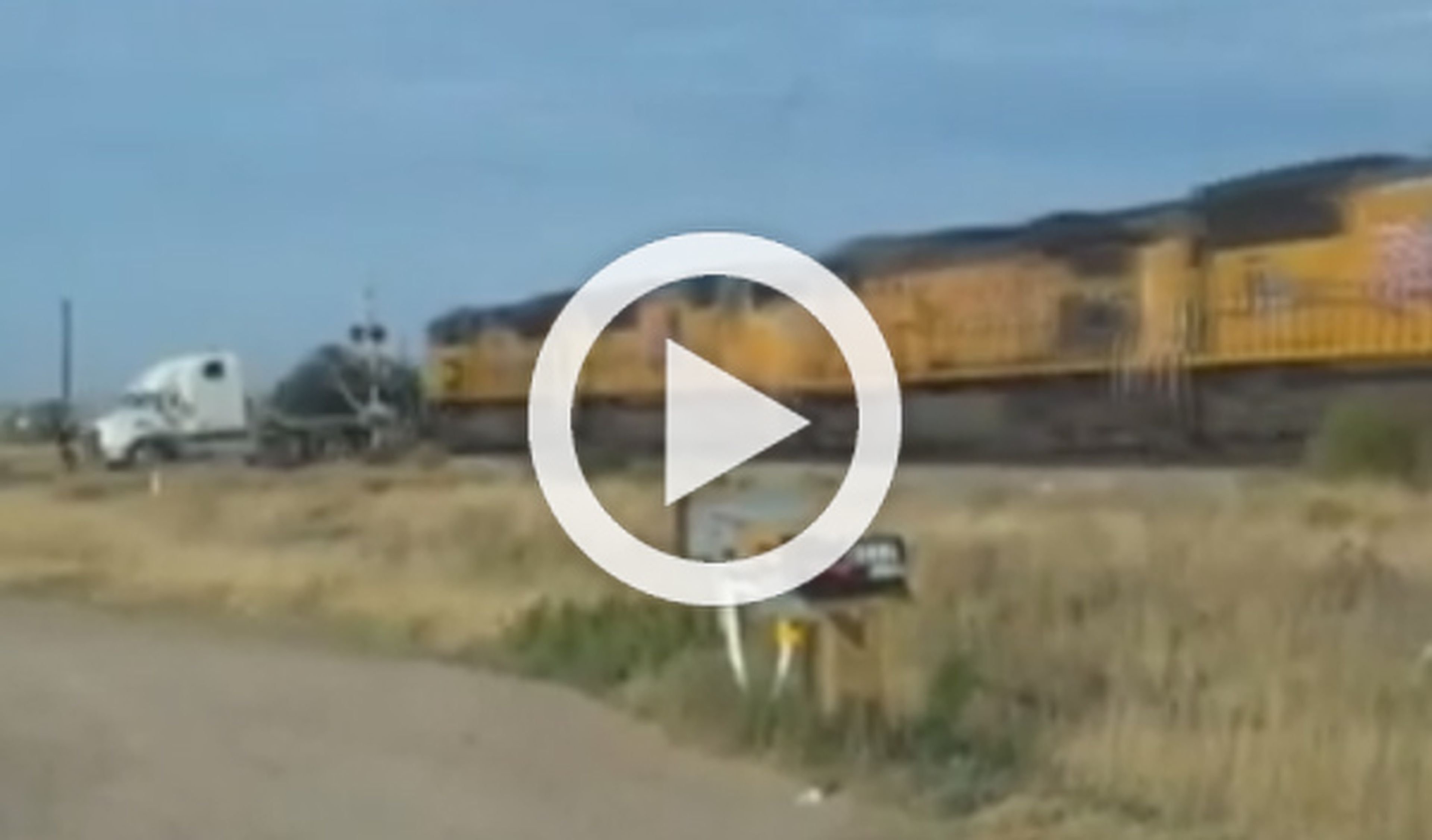 Un tren destruye un camión colocado en medio de la vía