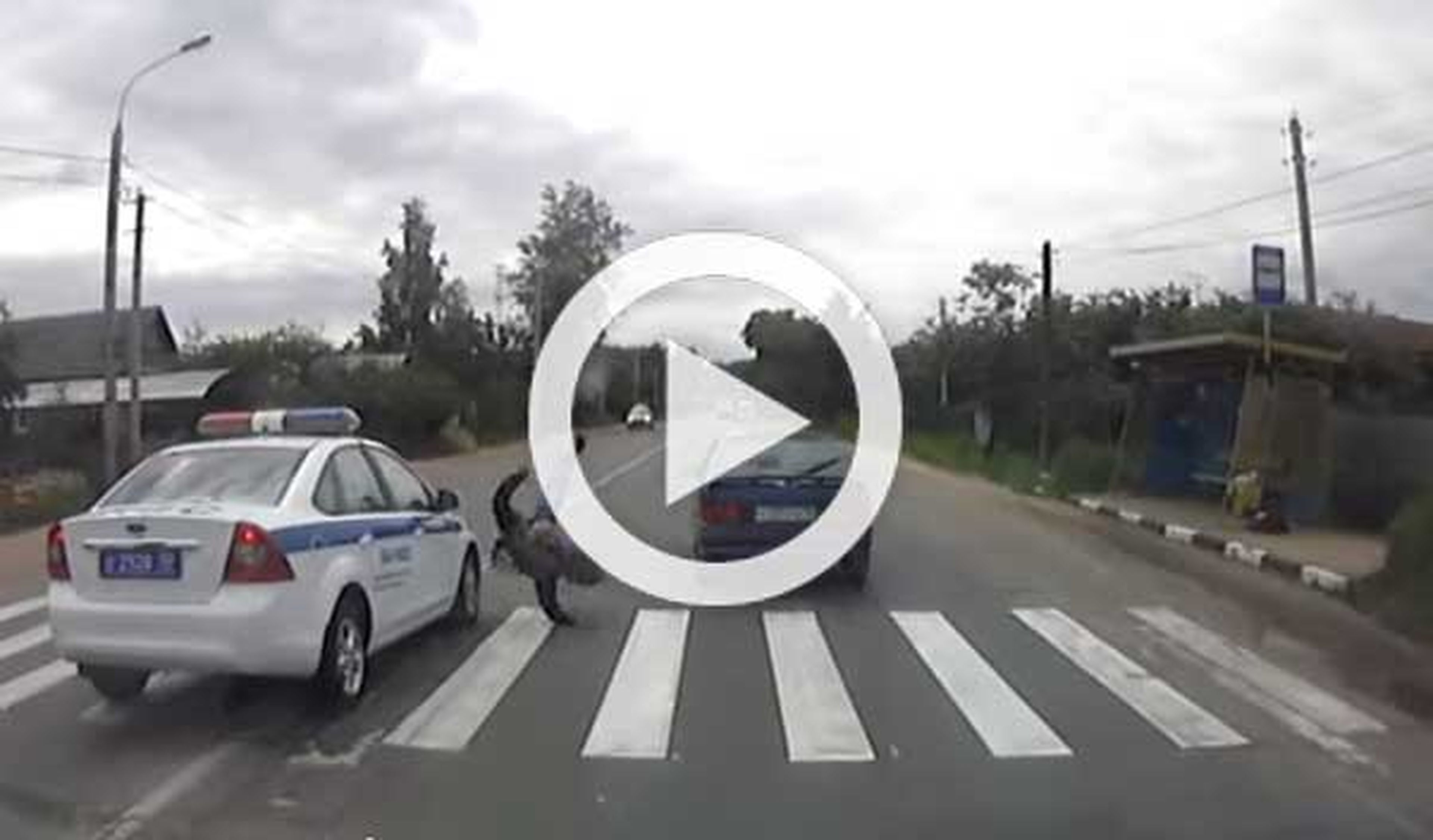 Vídeo: un coche de policía ruso atropella a un peatón