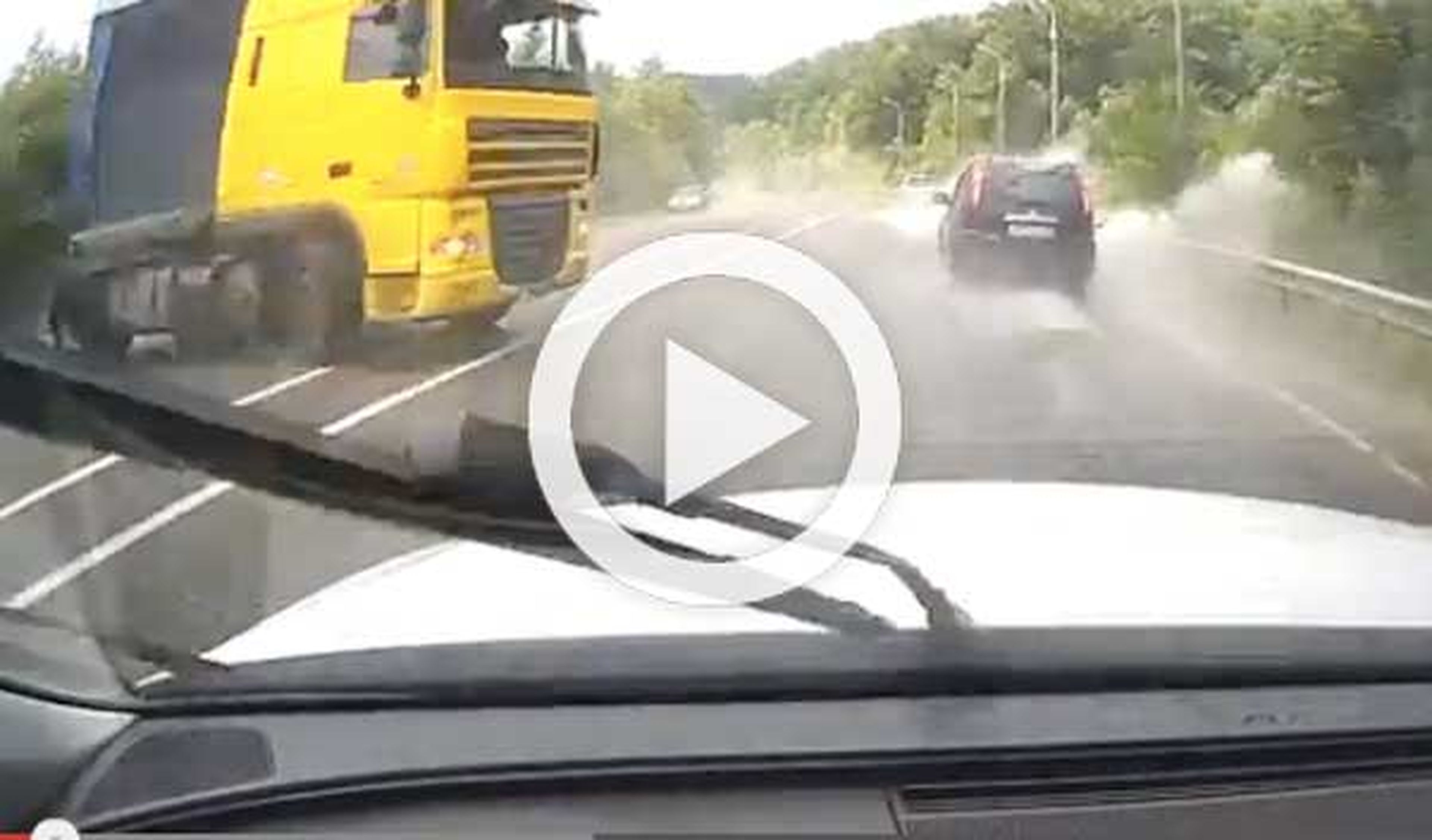 Vídeo: un VW Touareg, a punto de chocar con un camión