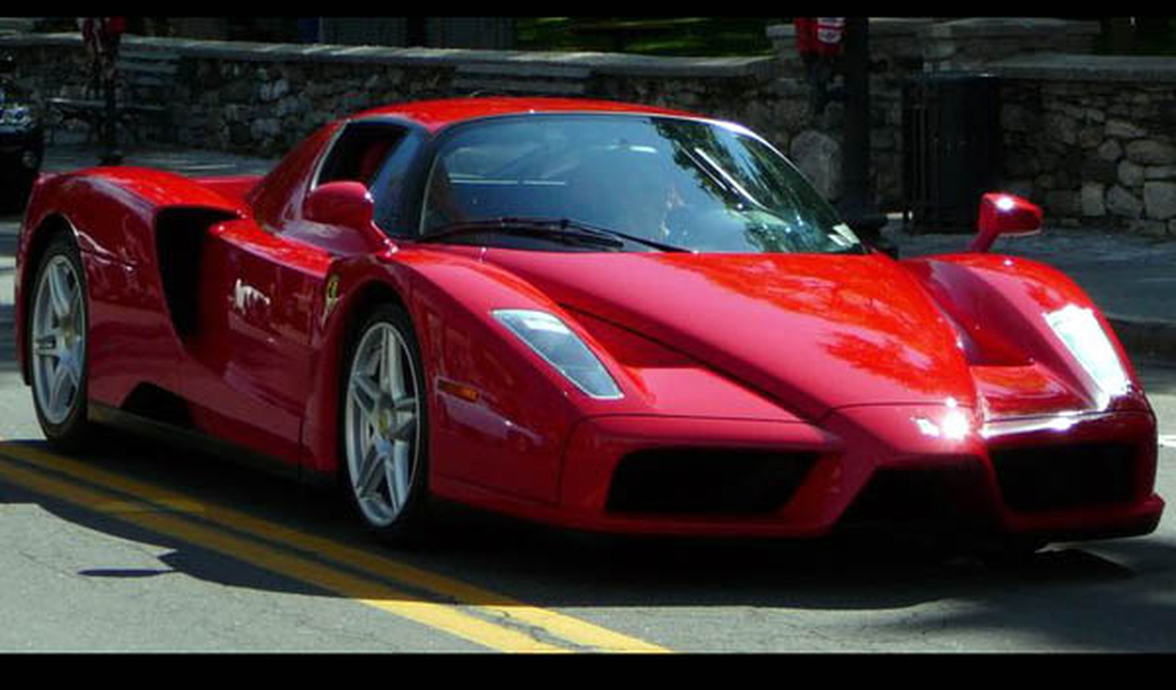 Dos empleados de un concesionario estrellan un Ferrari Enzo
