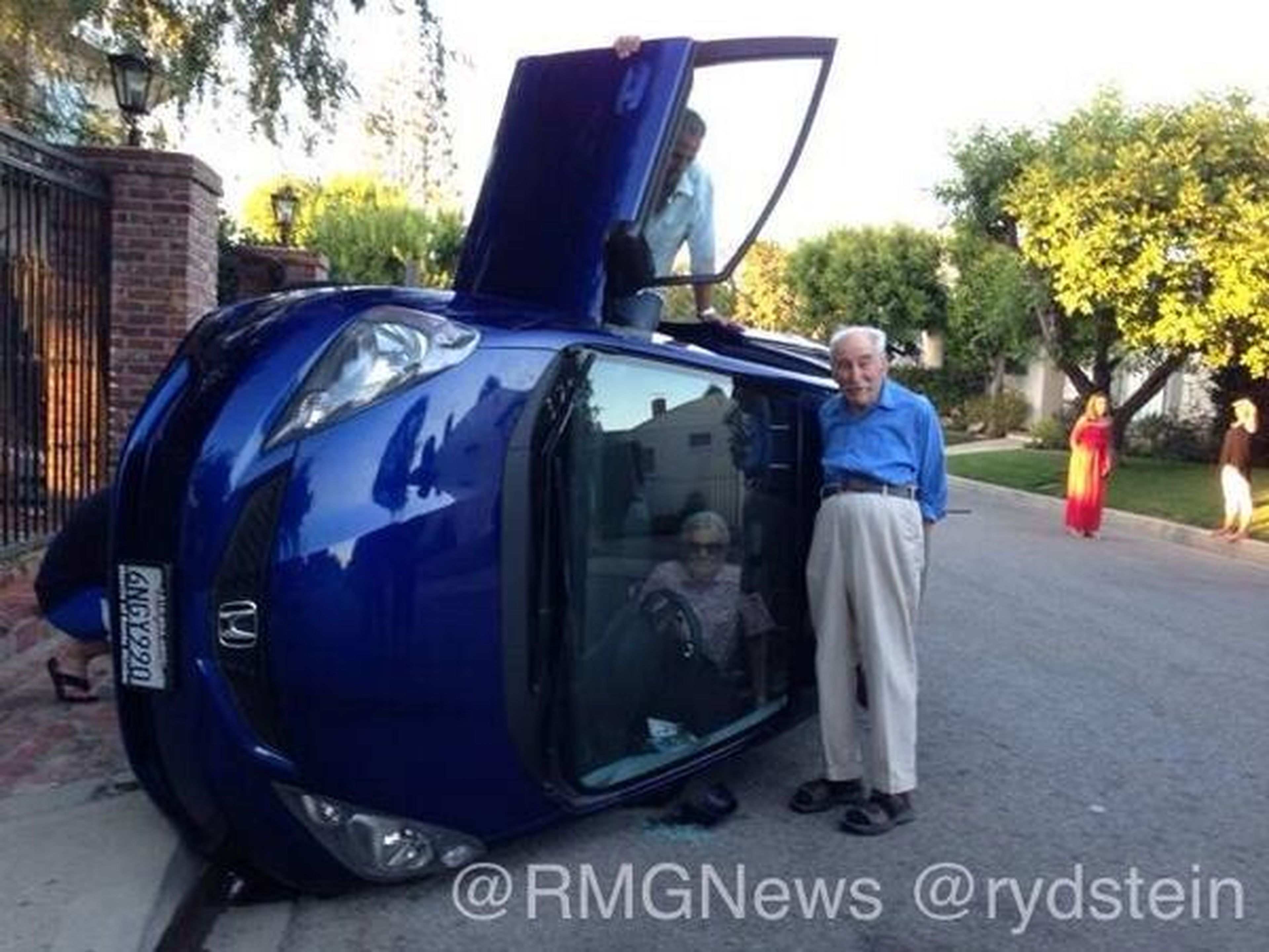 Un abuelo vuelca su coche y posa orgulloso para una foto