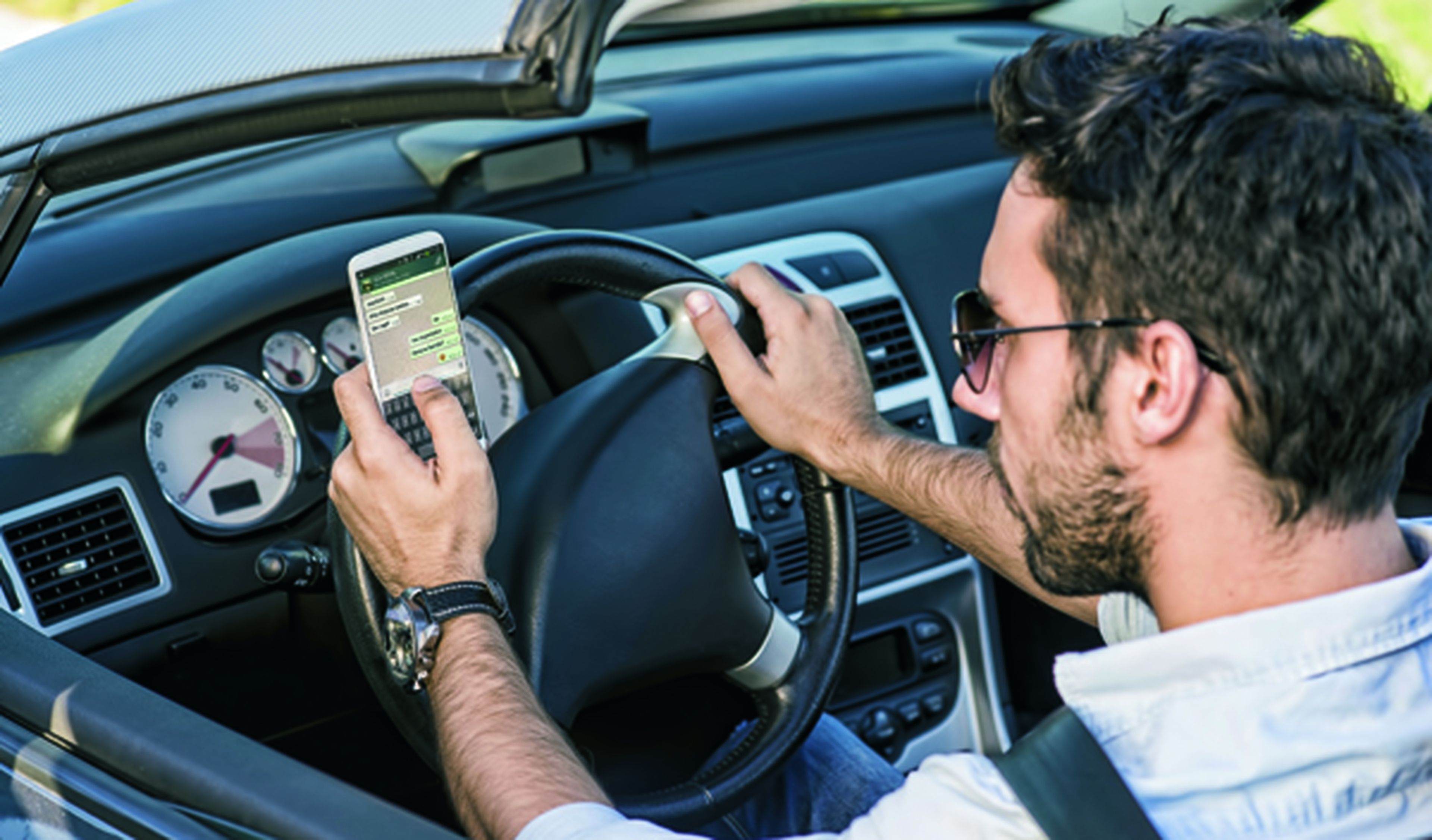 Whatsapp al volante: un peligro en aumento