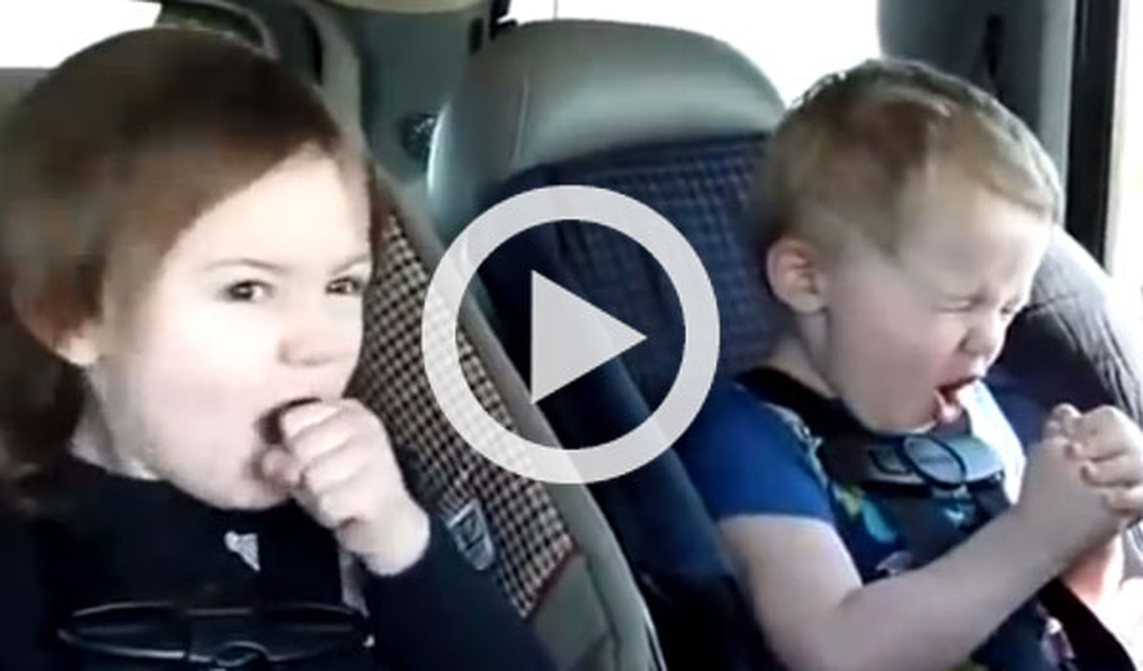 Dos niños cantan 'heavy metal' en el coche