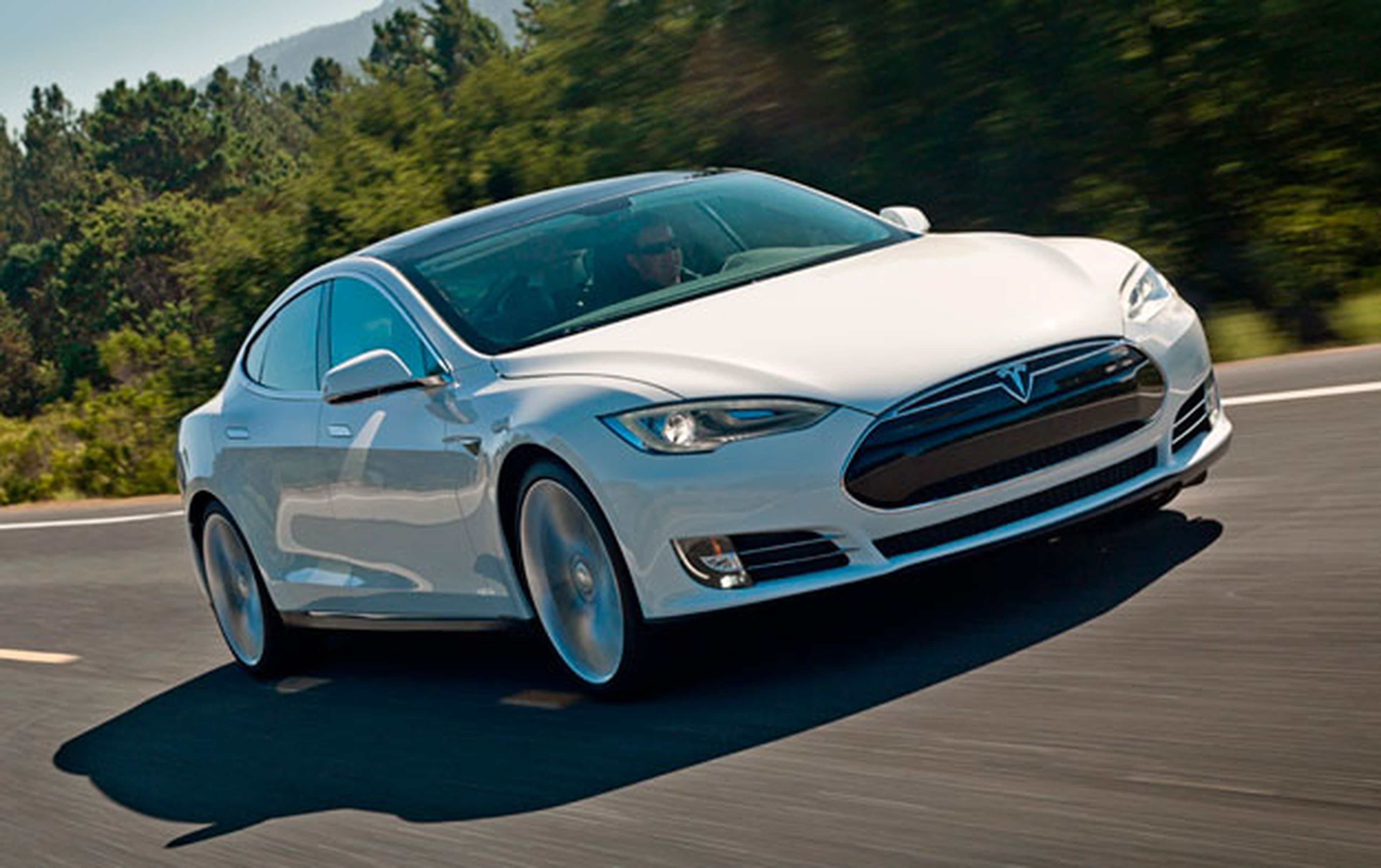 Estrella su Tesla Model S al salir del concesionario