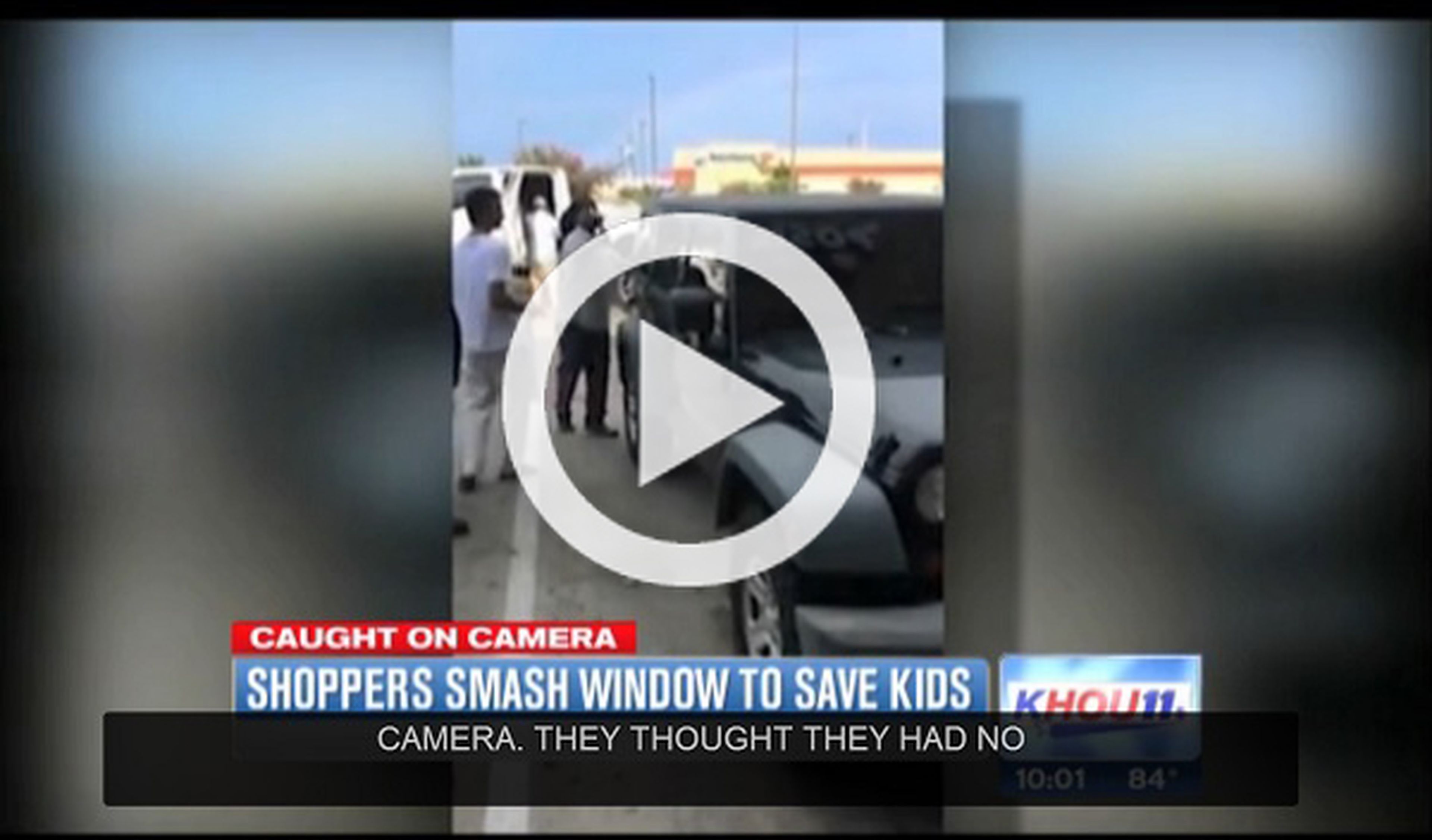 Dramático rescate de niños encerrados en un coche al sol