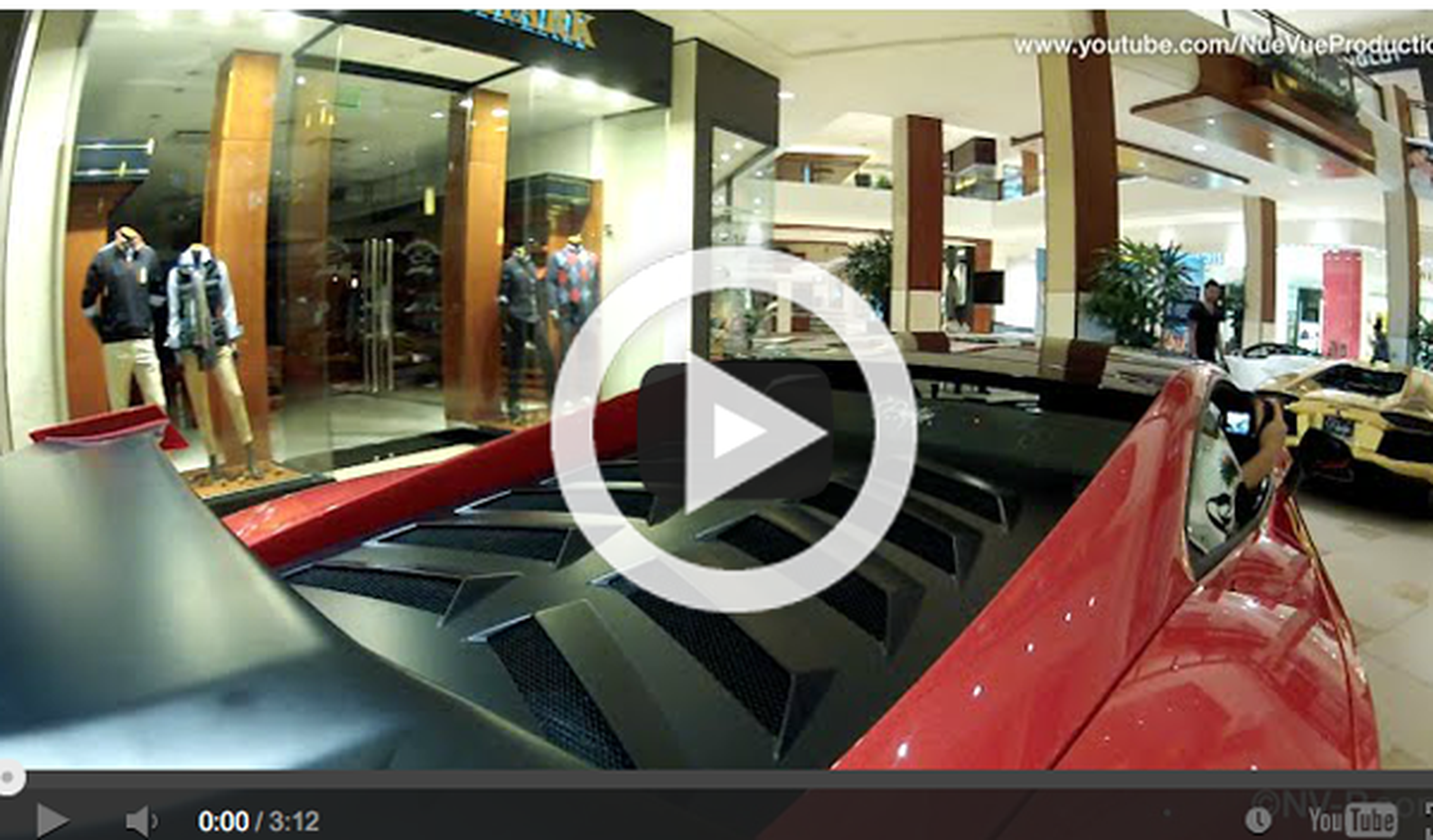Vídeo: cinco Lamborghini se cuelan en un centro comercial