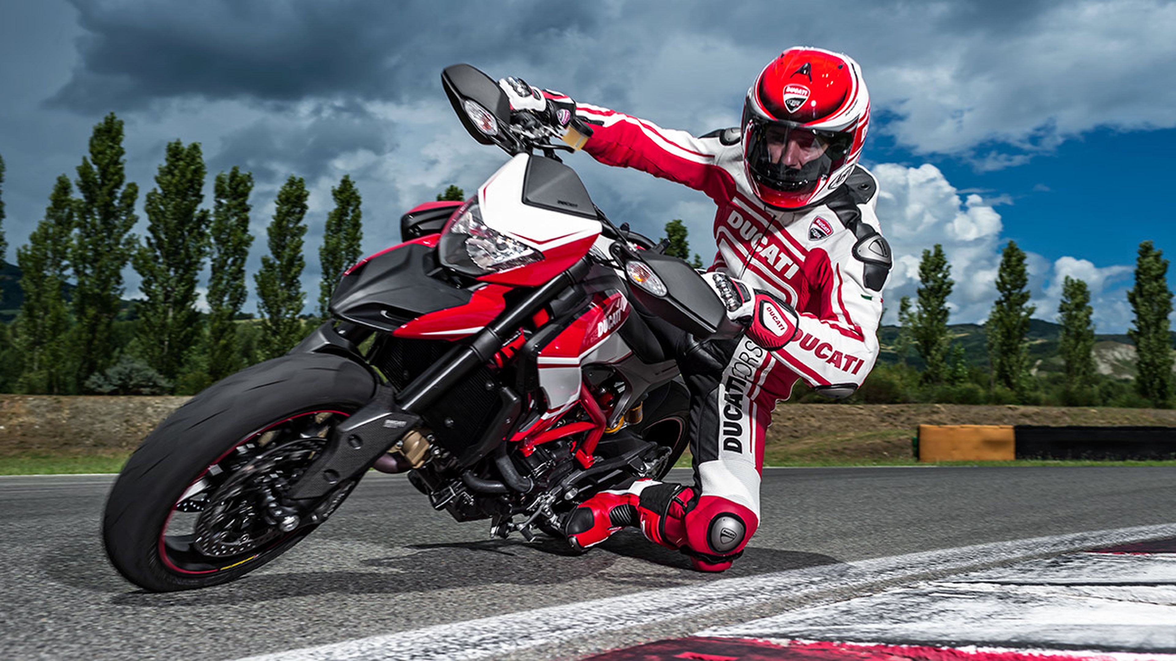 Ducati Hypermotard SP 2015 curva