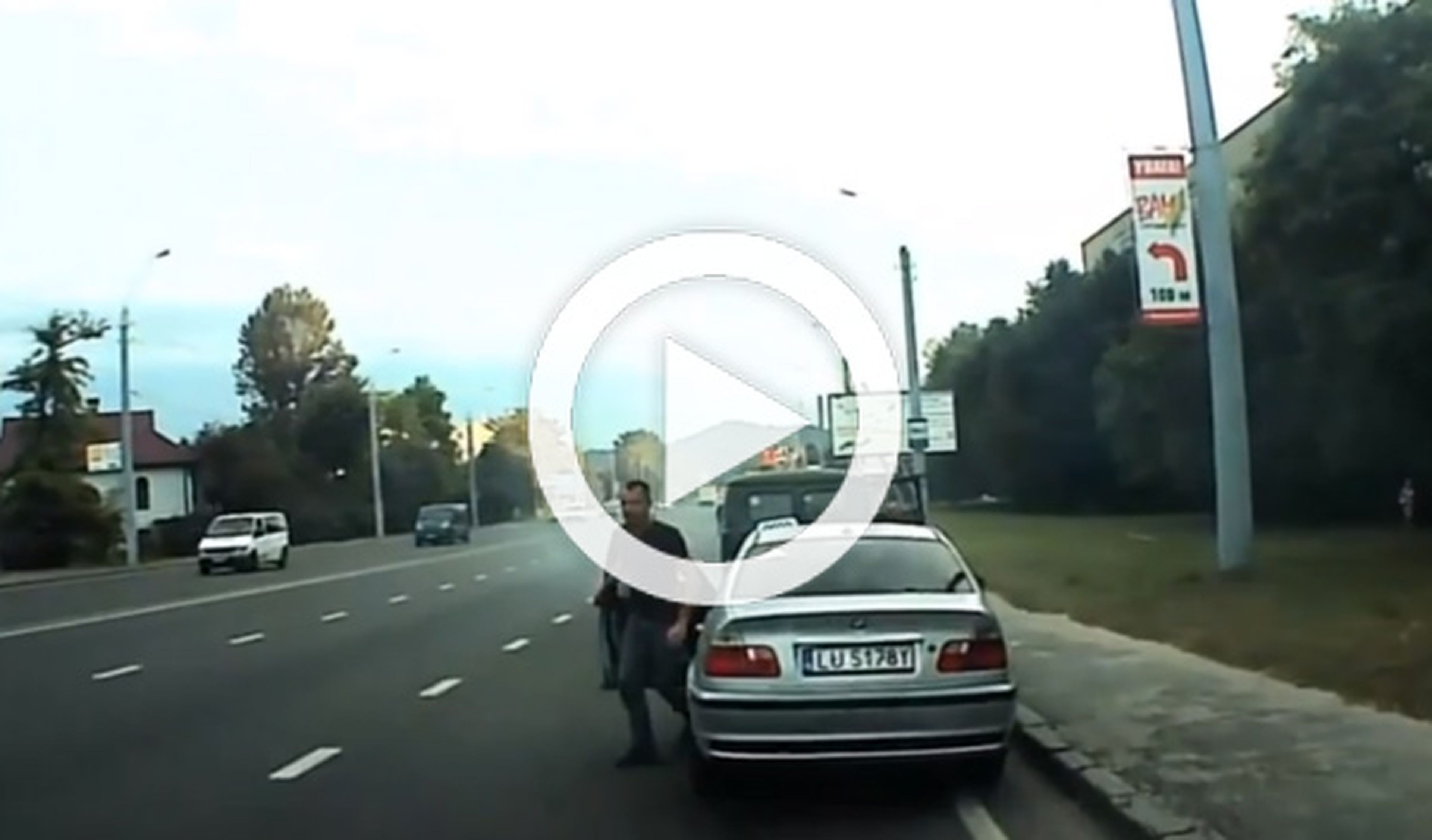 Un taxista conduce como en un videojuego y estrella su BMW