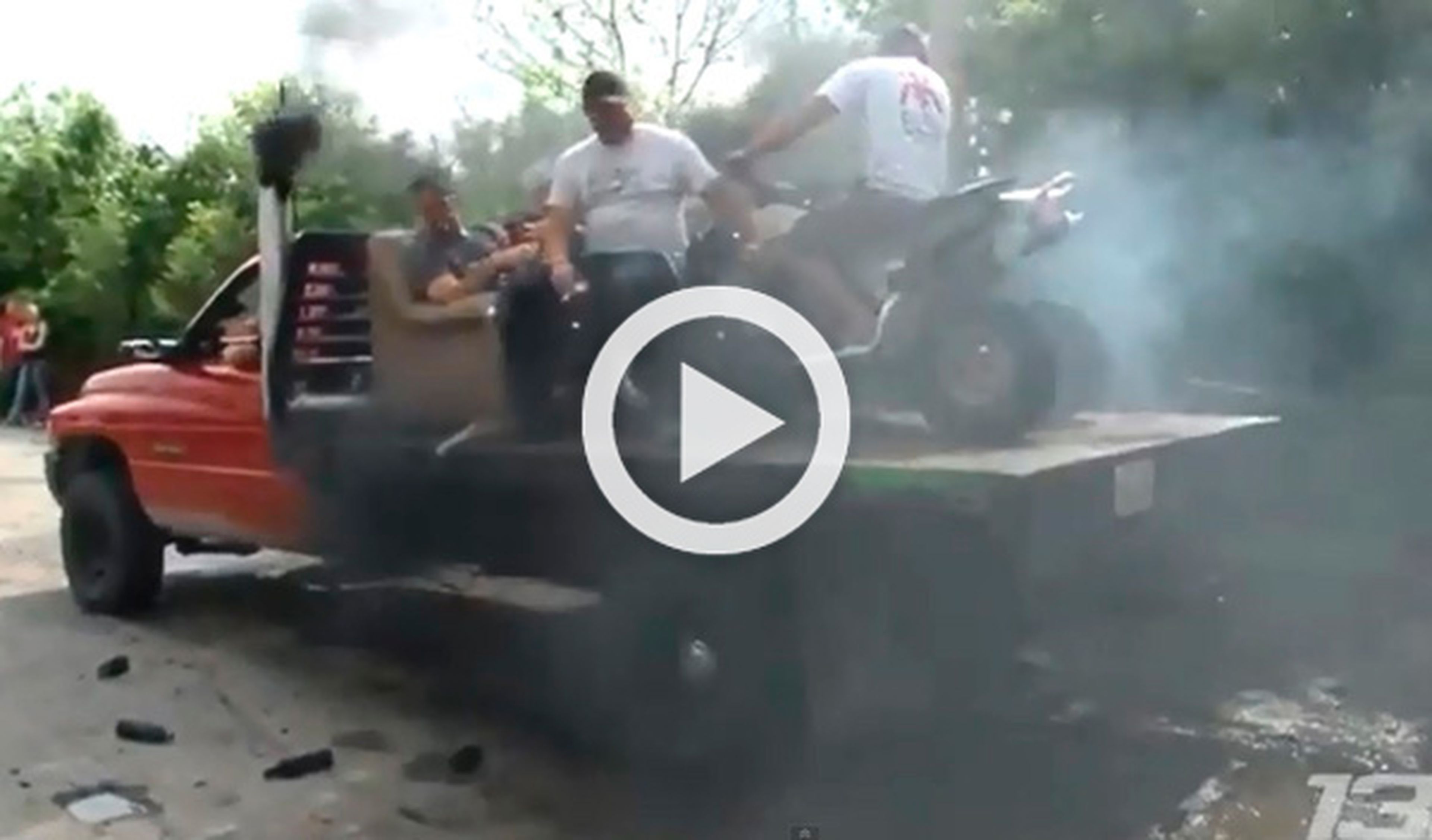 Un quad 'quema ruedas' sobre un pick-up que hace lo mismo