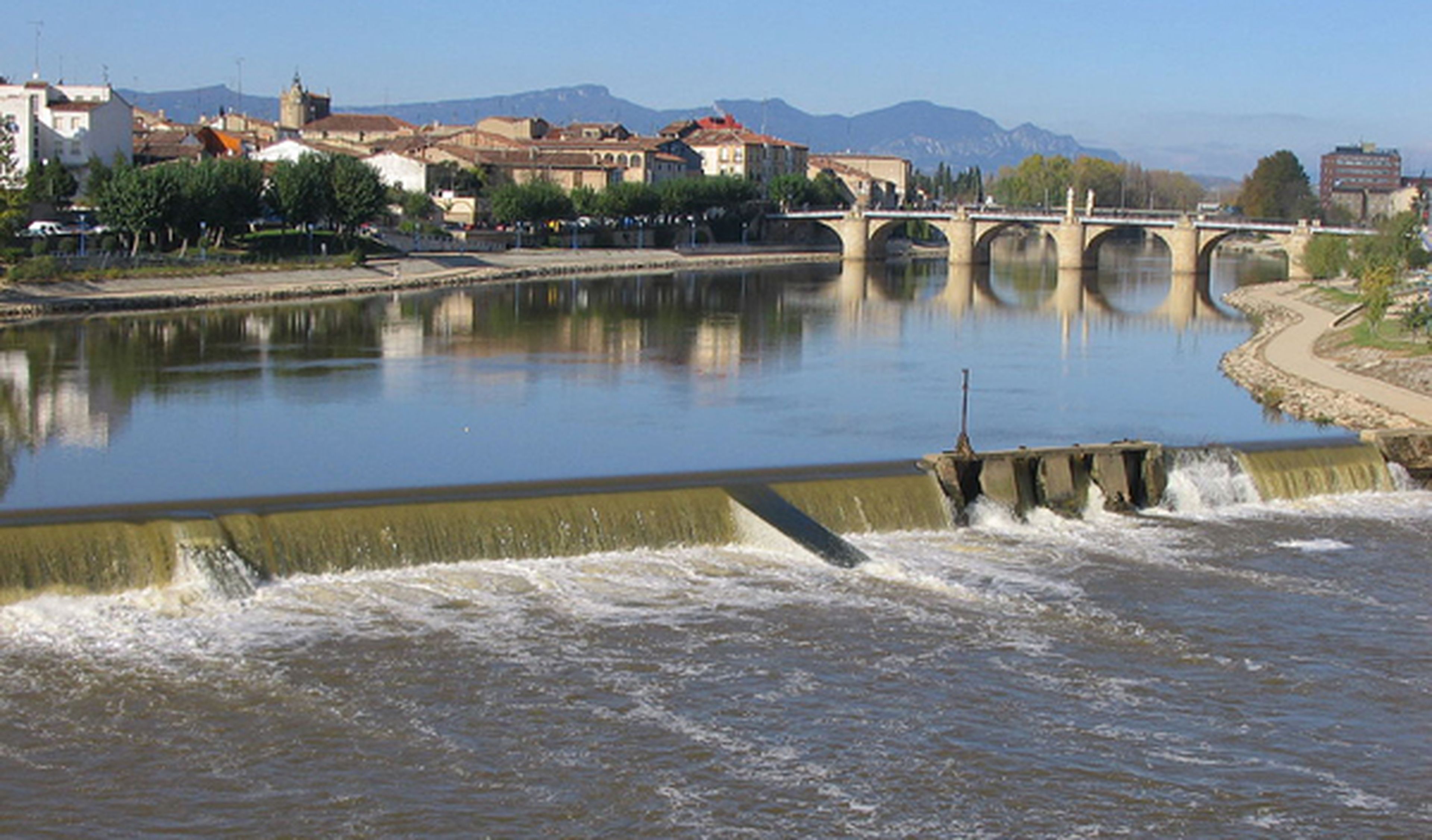 Cae al río mientras escapa con un coche robado en Zaragoza